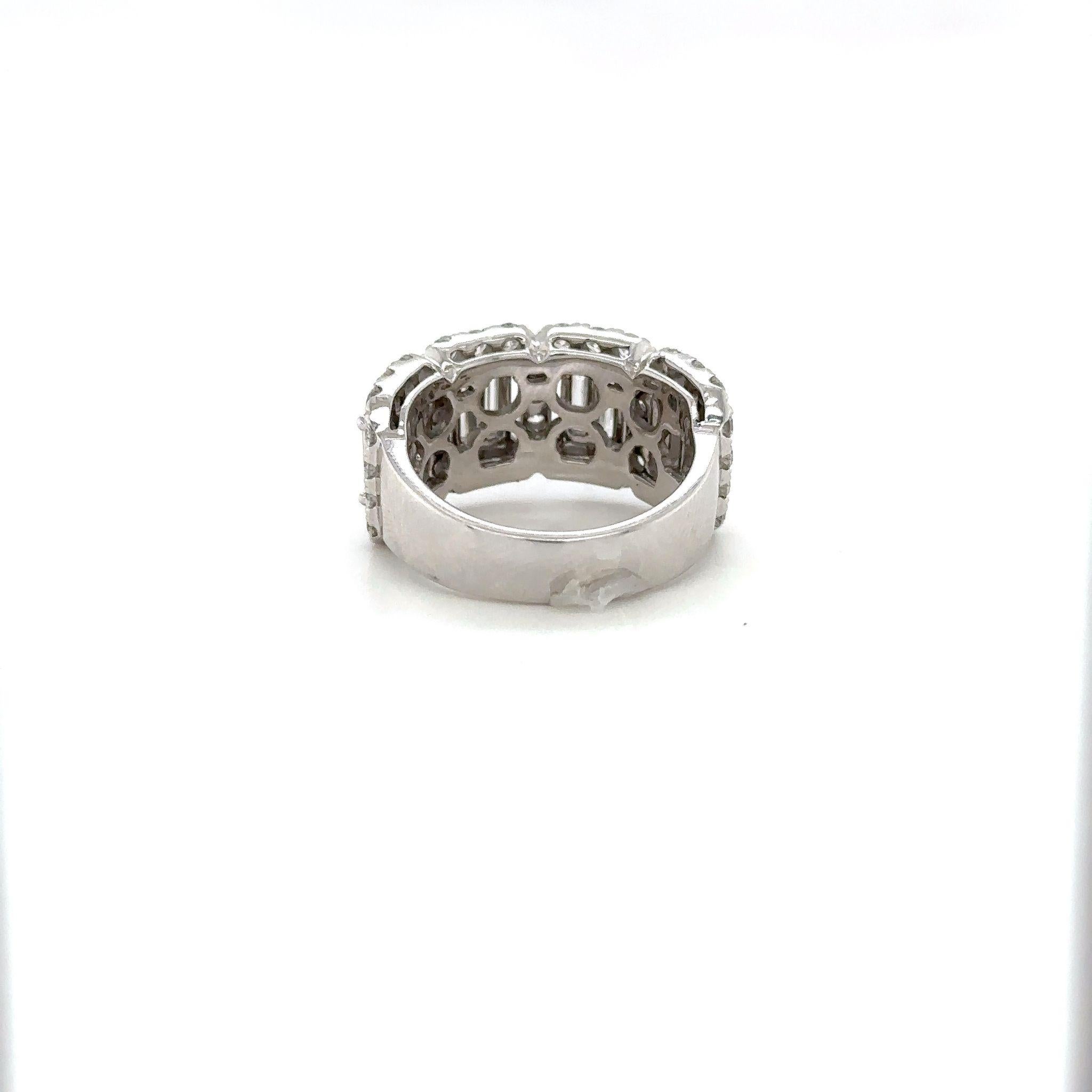 14K White Gold Half Circle Ring with Baguette and Round Cut Diamonds 2.86ct In New Condition For Sale In New York, US