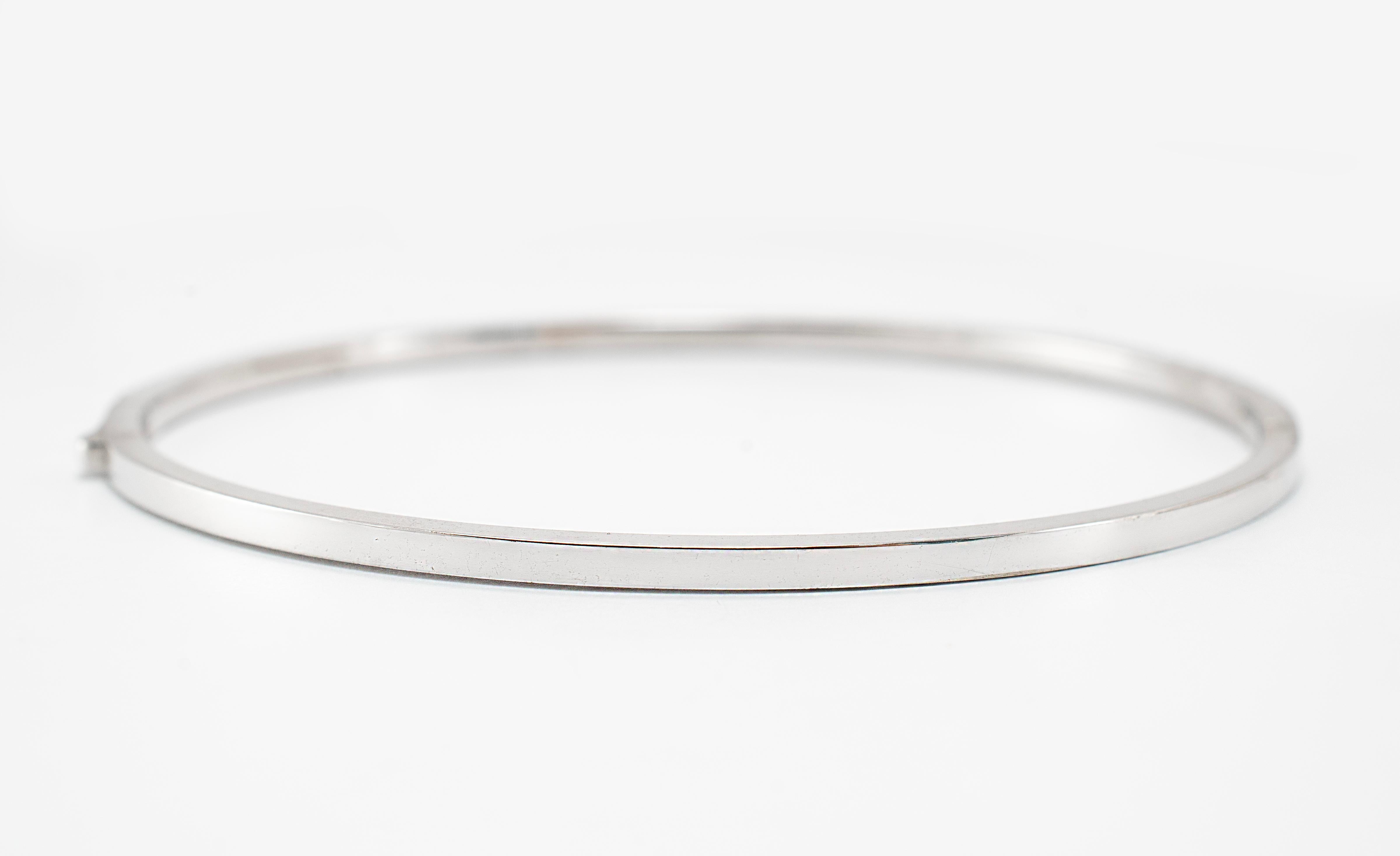 Round Cut 14K White Gold Half Eternity Tennis 1.35ct Diamond Bangle Bracelet For Sale