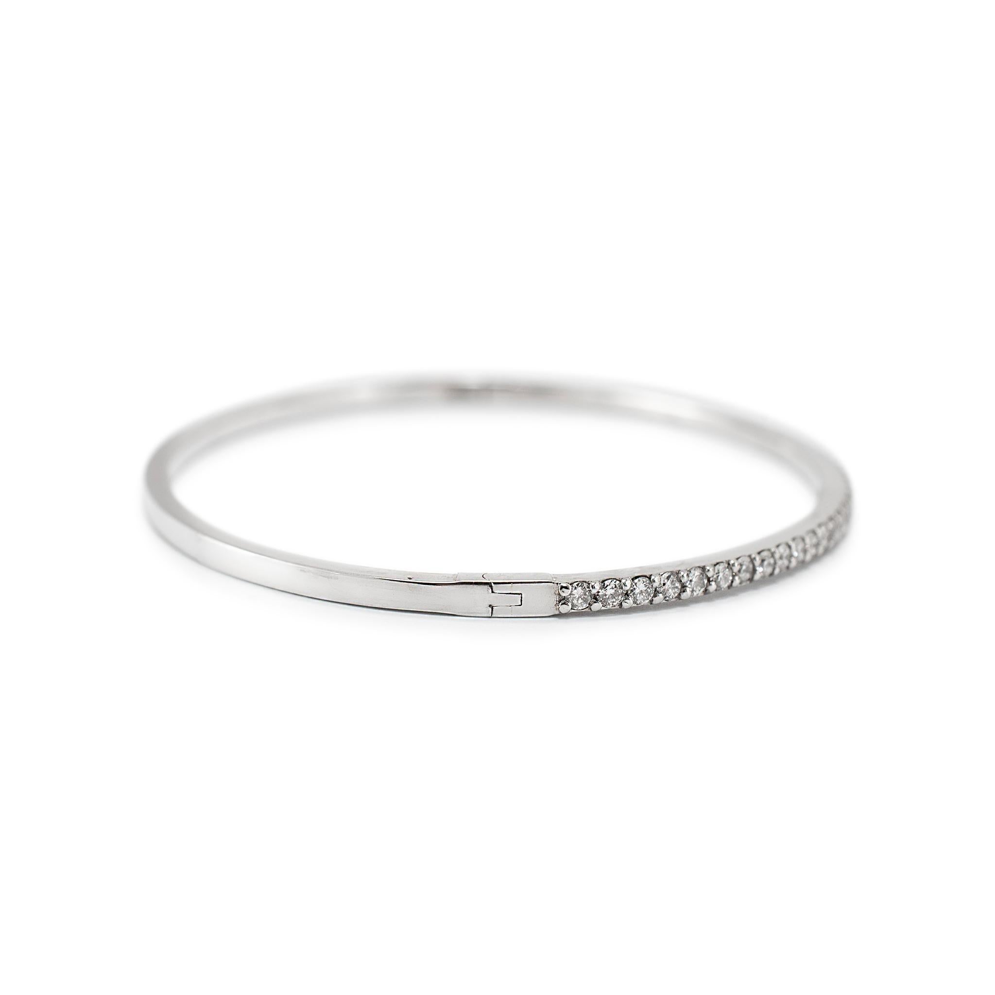 Genere: Donna

Tipo di metallo: oro bianco 14K

Lunghezza: 6,75 pollici

Larghezza: 2.45 mm

Peso: 9,72 grammi

Bracciale da donna in oro bianco 14 carati placcato in rodio, con diamanti, braccialetto tennis e linea. Inciso con 