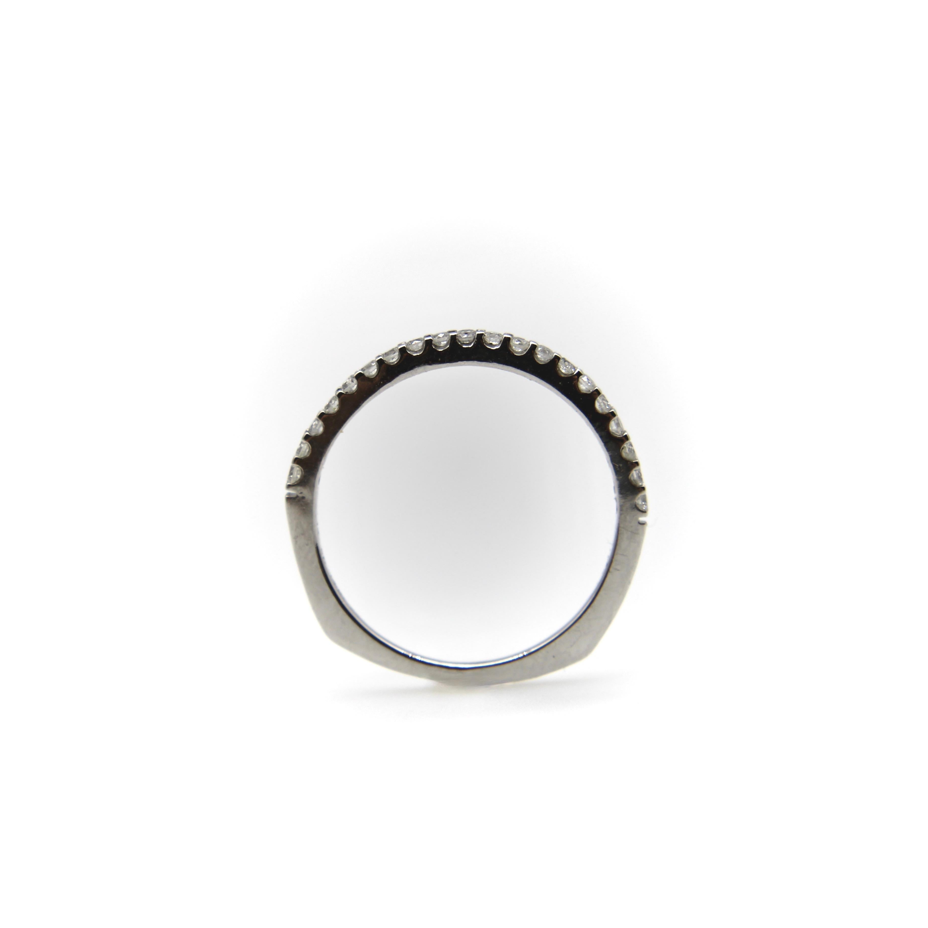 14K Weißgold Halbhoop-Eternity-Ring (Zeitgenössisch) im Angebot