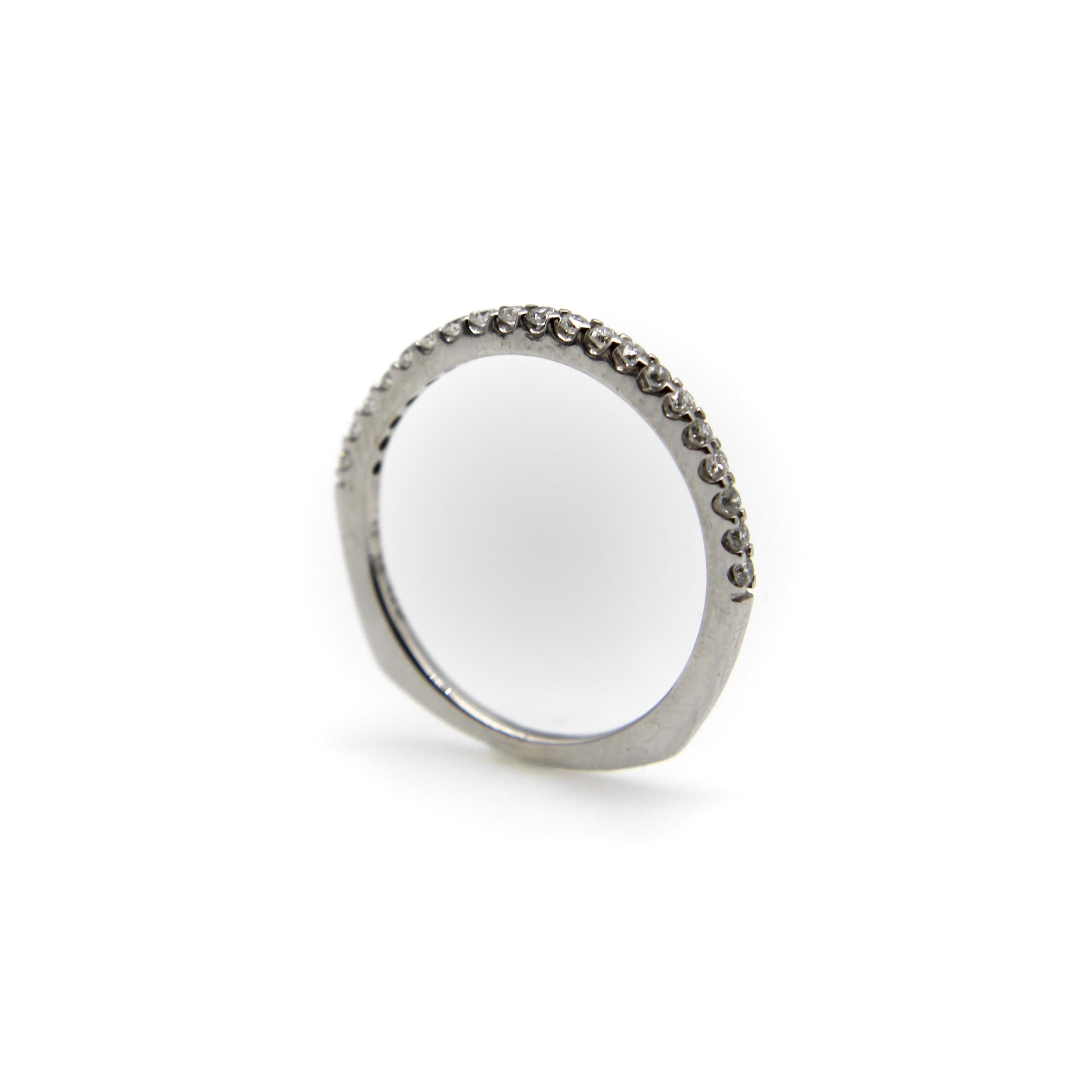14K Weißgold Halbhoop-Eternity-Ring (Einfacher Schliff) im Angebot