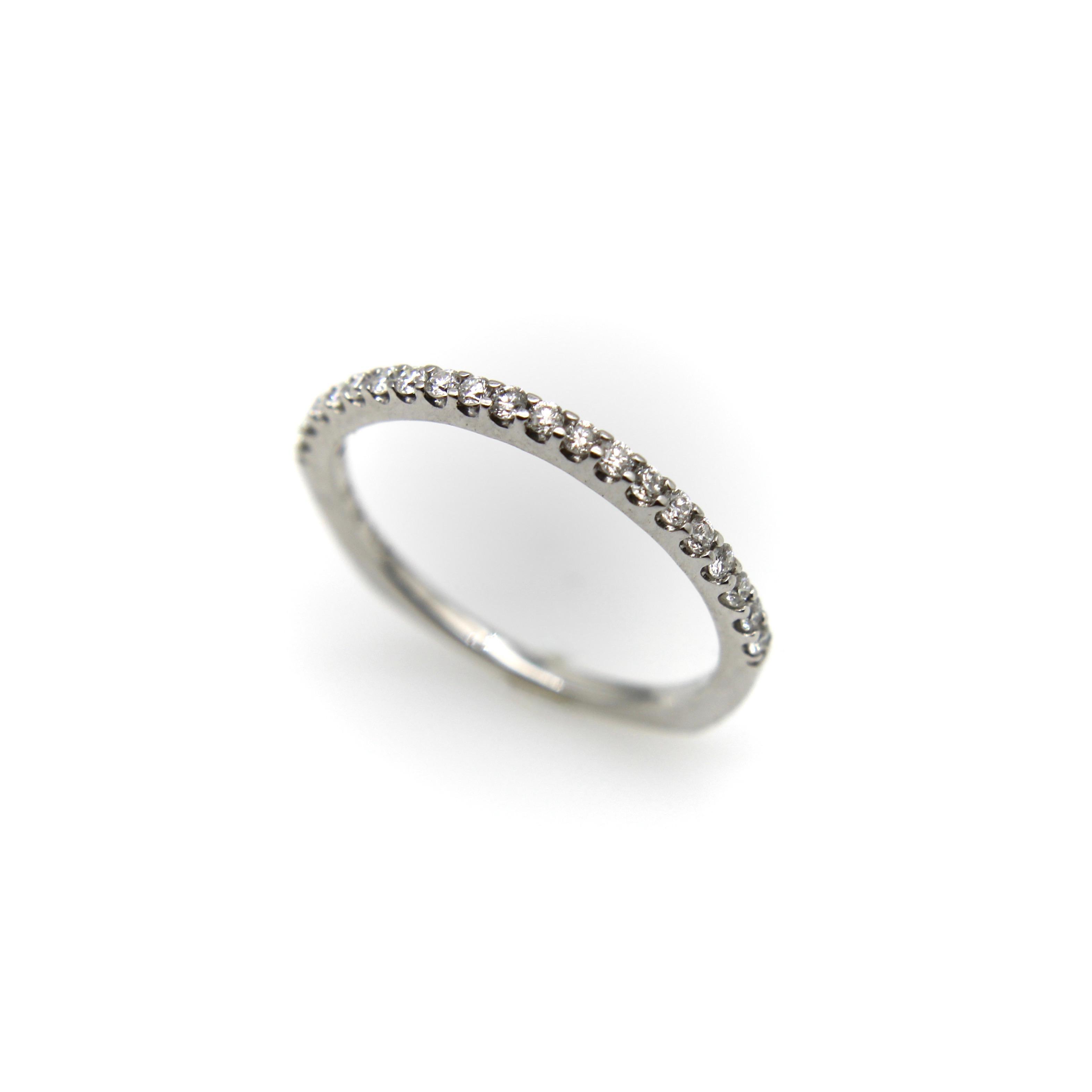 14K Weißgold Halbhoop-Eternity-Ring im Zustand „Gut“ im Angebot in Venice, CA