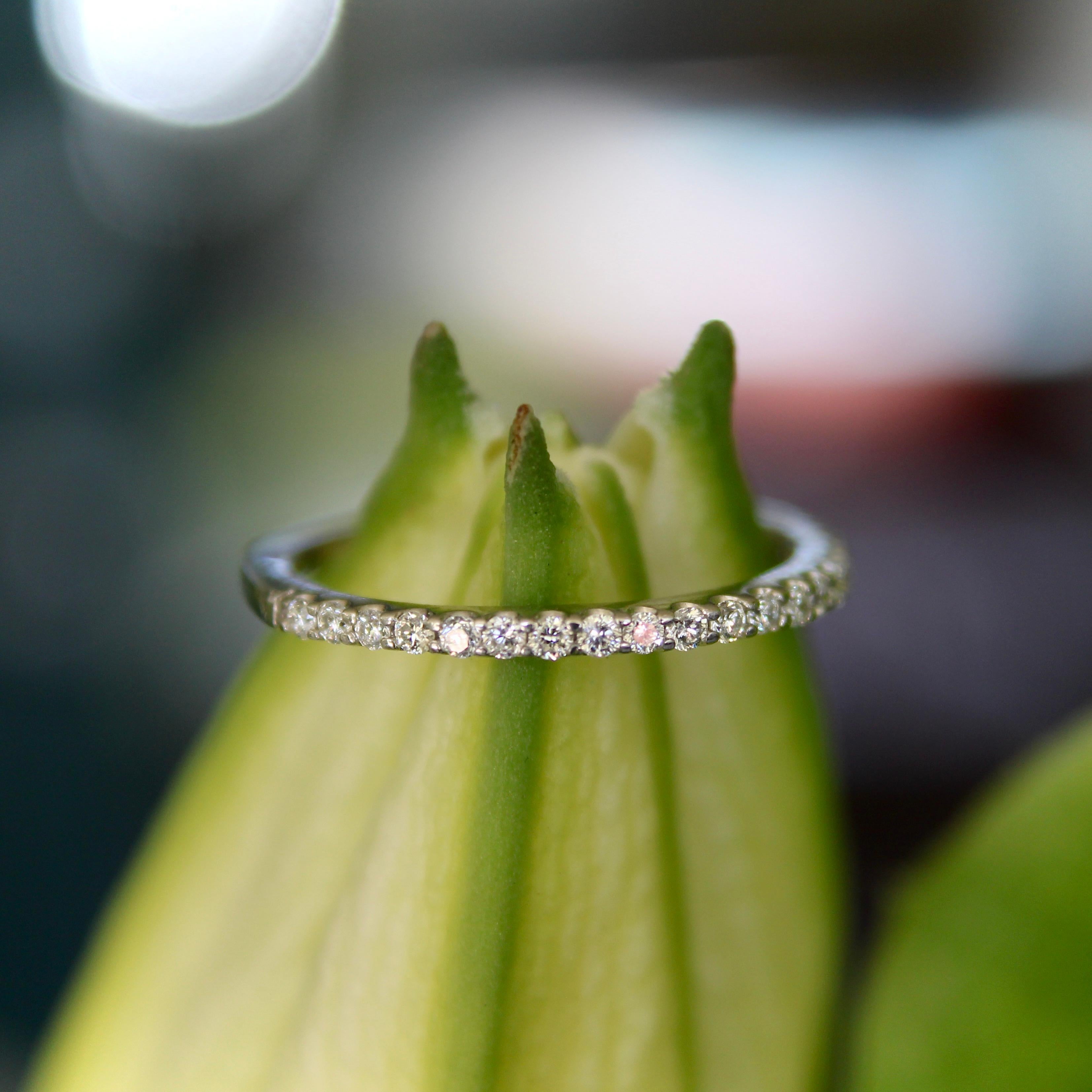 14K Weißgold Halbhoop-Eternity-Ring im Angebot 1