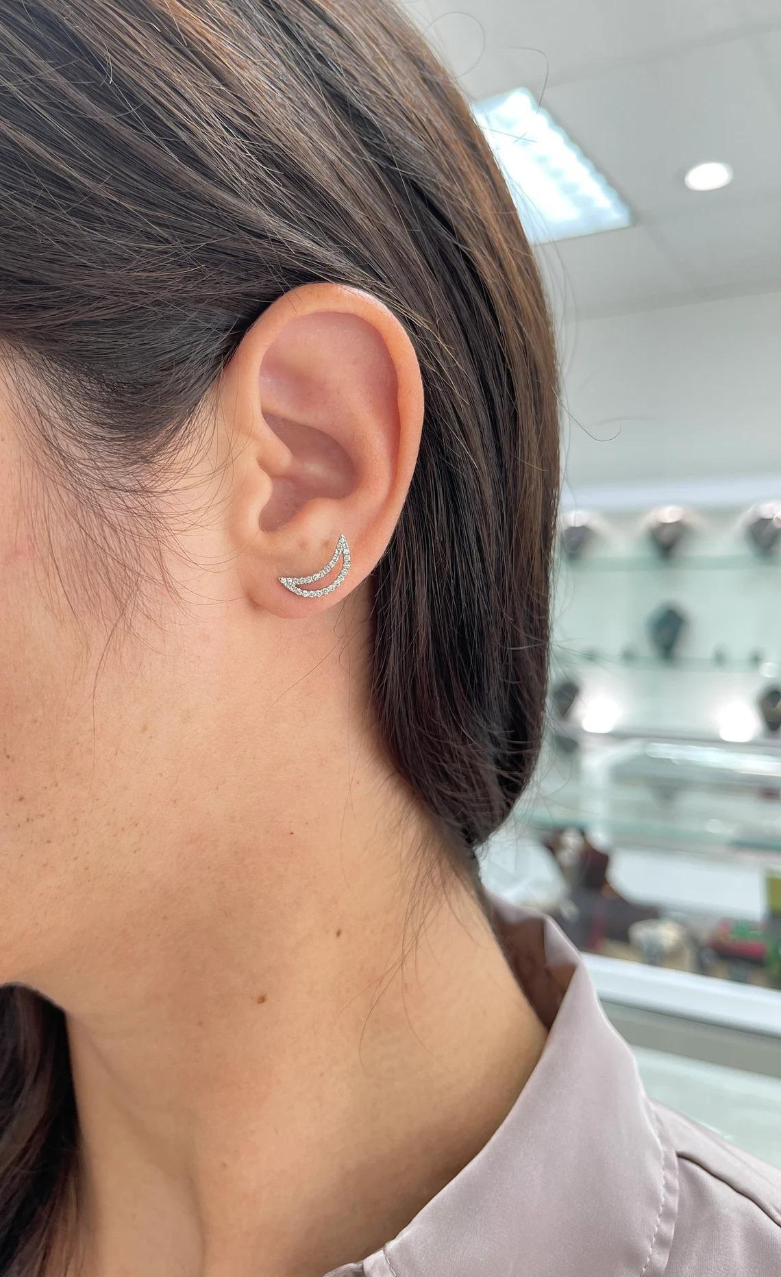 Moderne Boucles d'oreilles demi-lune en or blanc 14K Boucles d'oreilles demi-lune creuses en diamant en vente