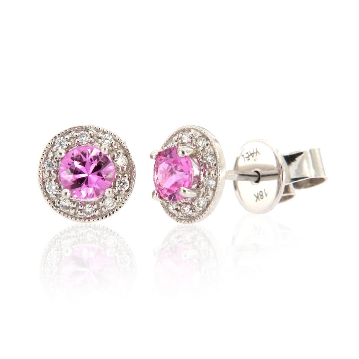 Questi orecchini classici sono caratterizzati da zaffiri rosa rotondi del peso totale di 0,75 carati circondati da un'aureola di diamanti a taglio pieno.

Dettagli del prodotto: 

Tipo di gemma centrale: Zaffiro rosa
Peso in carati della gemma