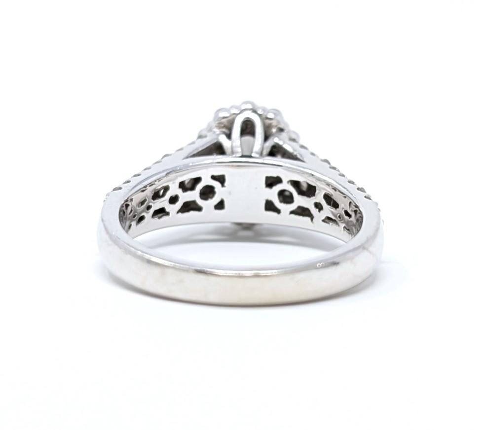 Taille ovale Bague de fiançailles en or blanc 14 carats avec halo de diamants ovales SI1 signée Malakan taille US 7 en vente