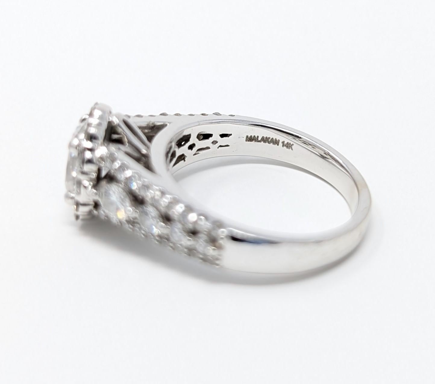 Bague de fiançailles en or blanc 14 carats avec halo de diamants ovales SI1 signée Malakan taille US 7 Pour femmes en vente