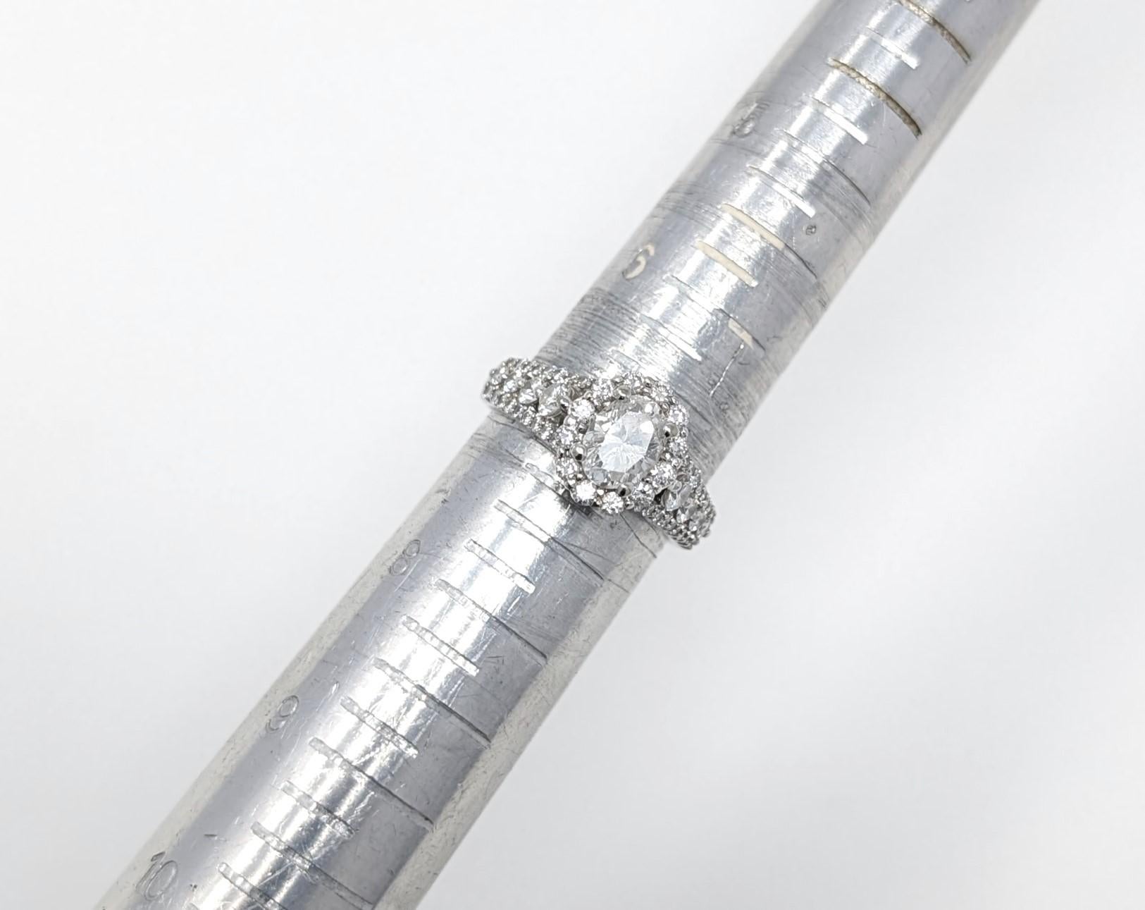 Bague de fiançailles en or blanc 14 carats avec halo de diamants ovales SI1 signée Malakan taille US 7 en vente 1