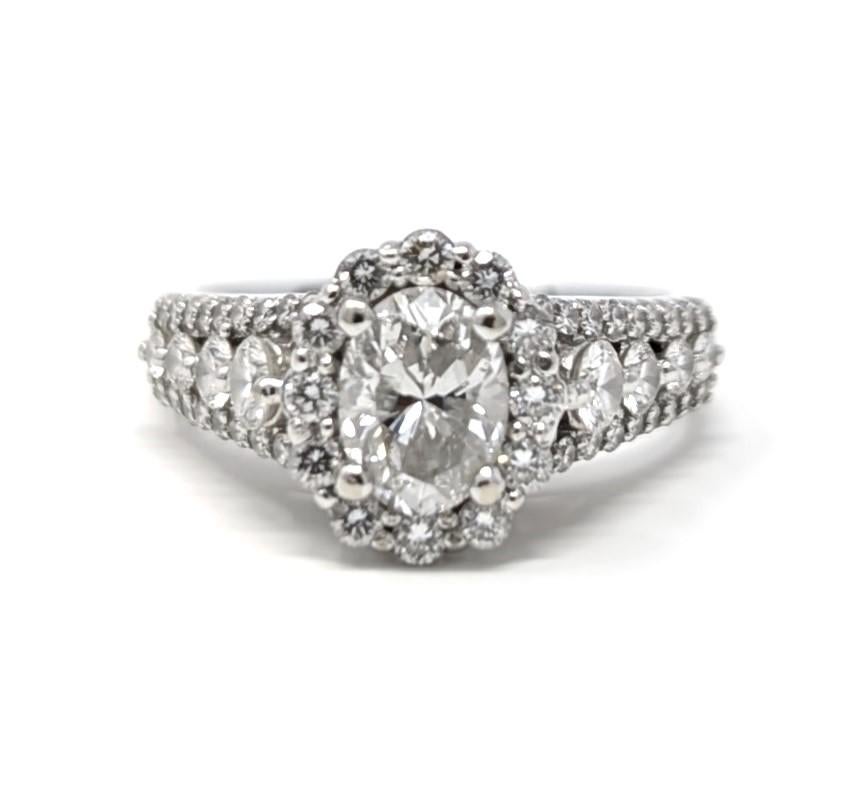 Bague de fiançailles en or blanc 14 carats avec halo de diamants ovales SI1 signée Malakan taille US 7 en vente 2