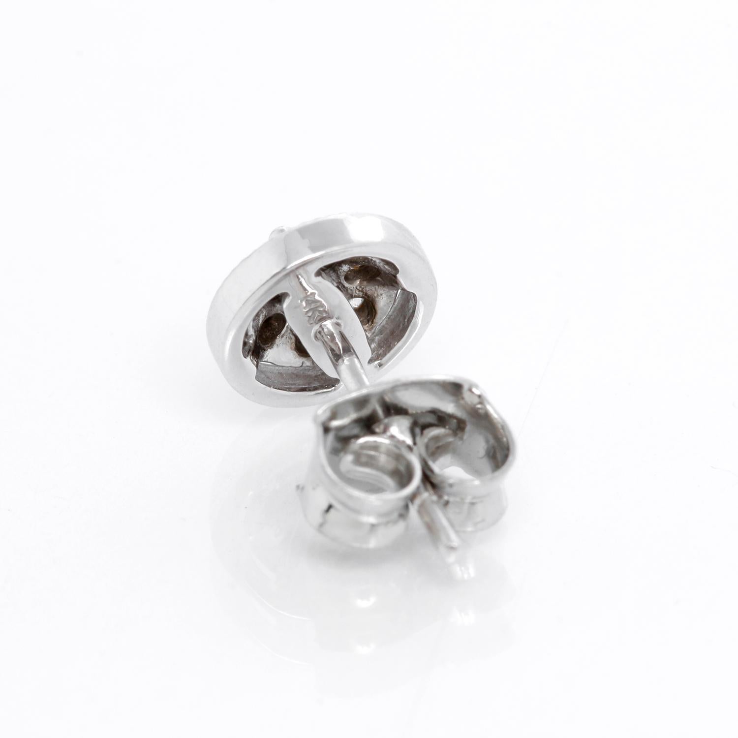 Boucles d'oreilles en or blanc 14K Halo Pave Diamond Studs Excellent état - En vente à Dallas, TX