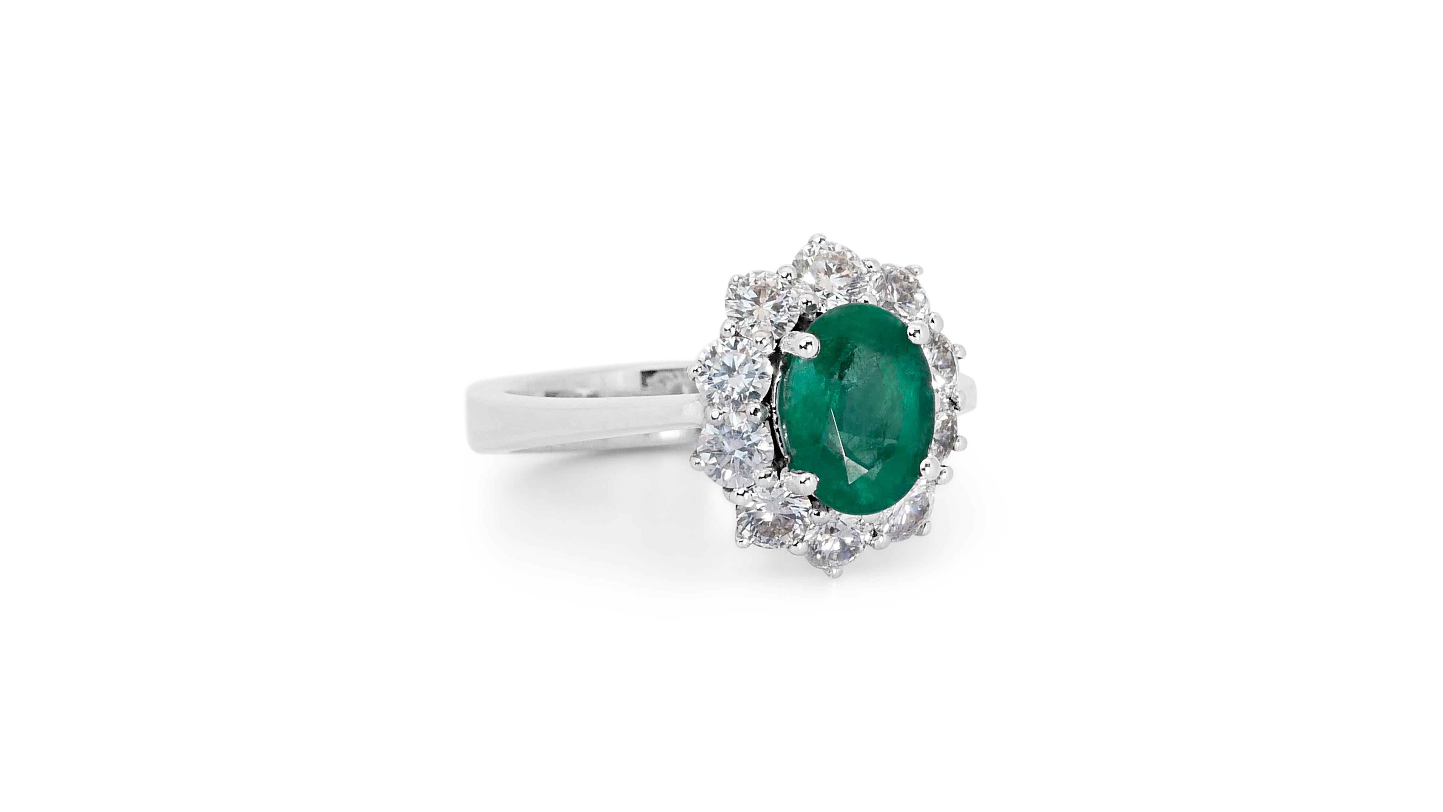 14k White Gold Halo Ring w/ 2.5 Ct Emerald and Natural Diamonds IGI Certificate In New Condition In רמת גן, IL