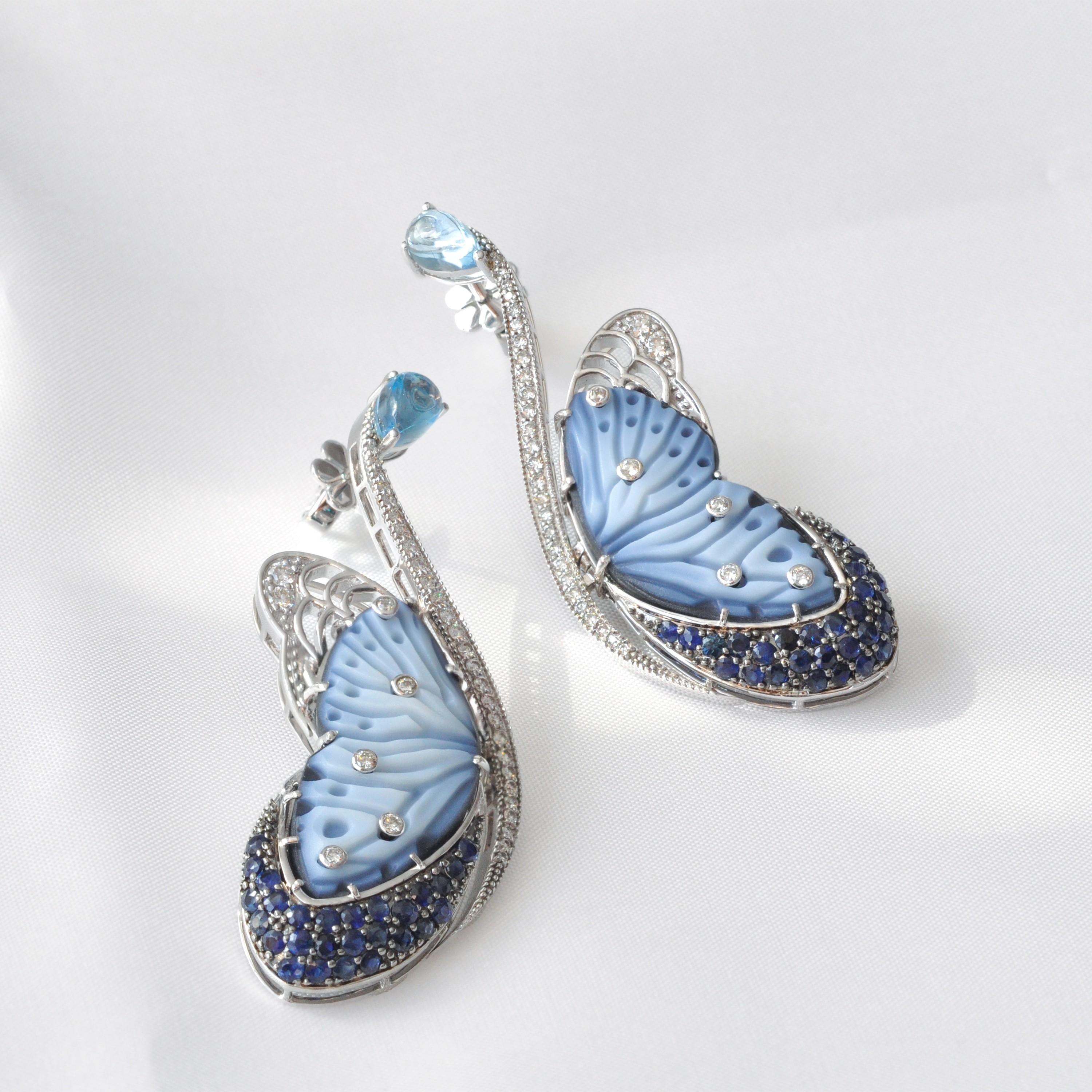 14K White Gold Hand-Engraved Butterfly Topaz Blue Sapphire Diamond Earrings In New Condition For Sale In Jaipur, Rajasthan