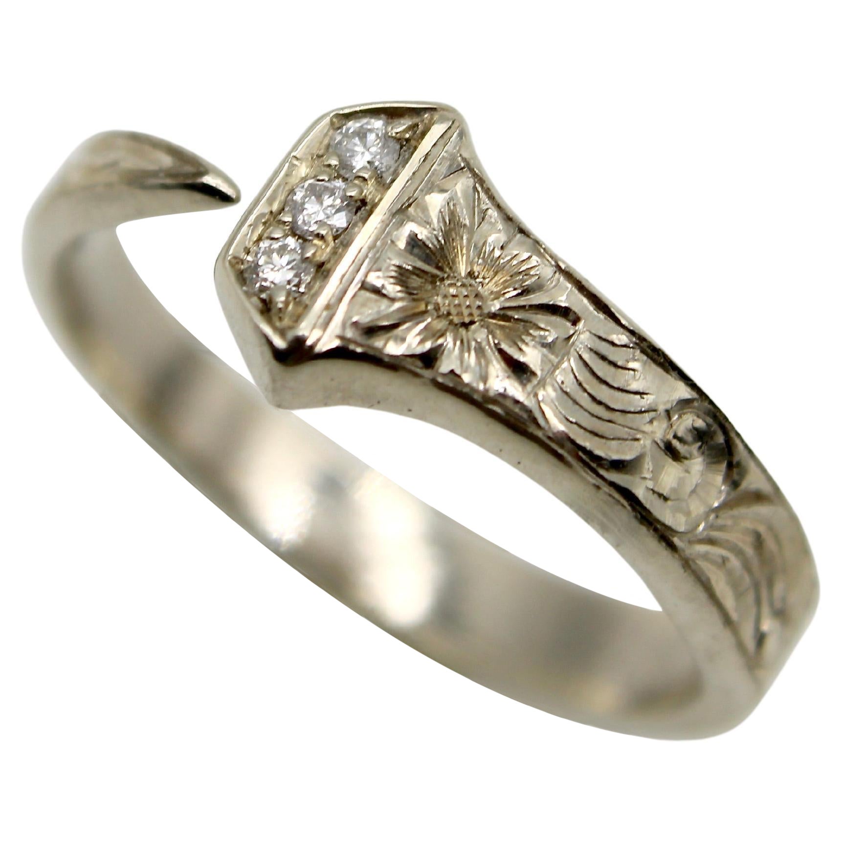 Anillo de oro blanco de 14 quilates grabado a mano Uña de la suerte con diamantes
