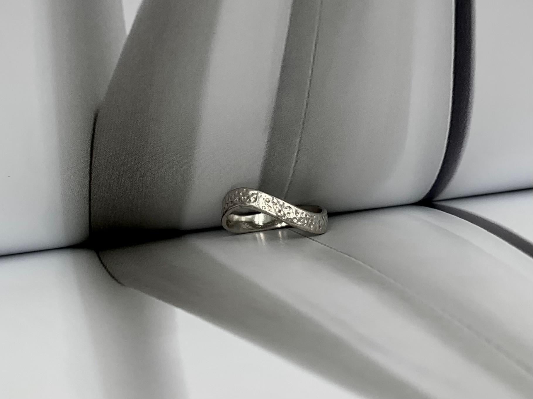 Anello a fascia Wave in oro bianco 14K martellato a mano in vendita 7