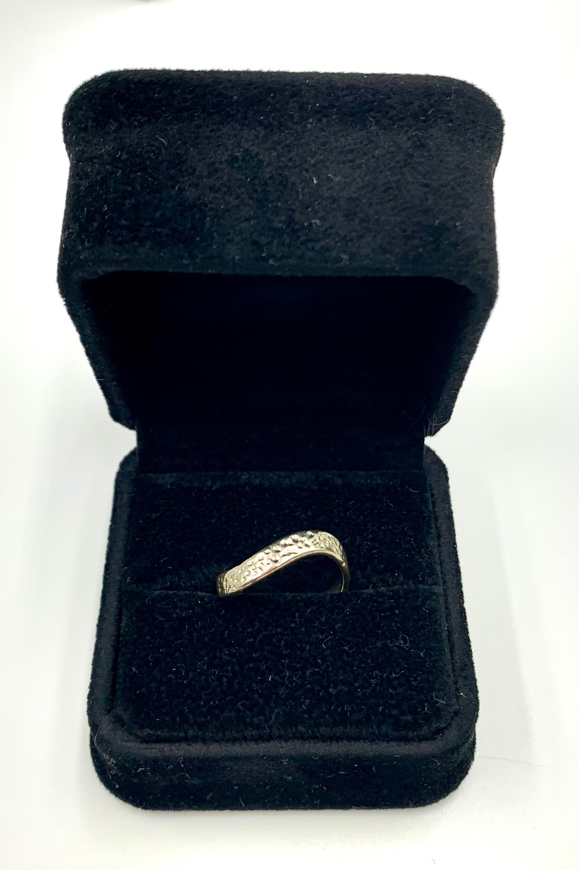 Anello a fascia Wave in oro bianco 14K martellato a mano in vendita 8