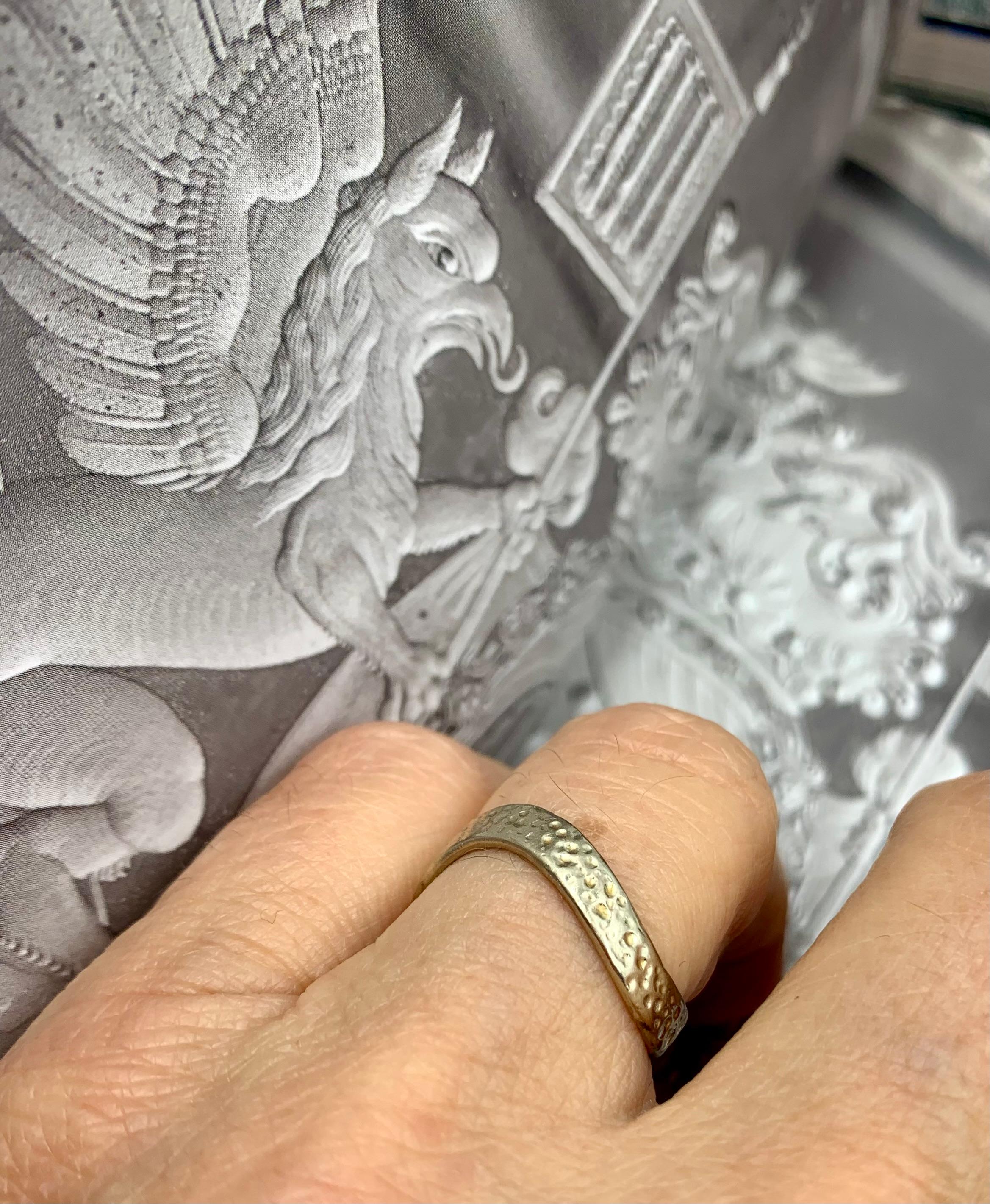 Anello a fascia Wave in oro bianco 14K martellato a mano In condizioni buone in vendita a New York, NY