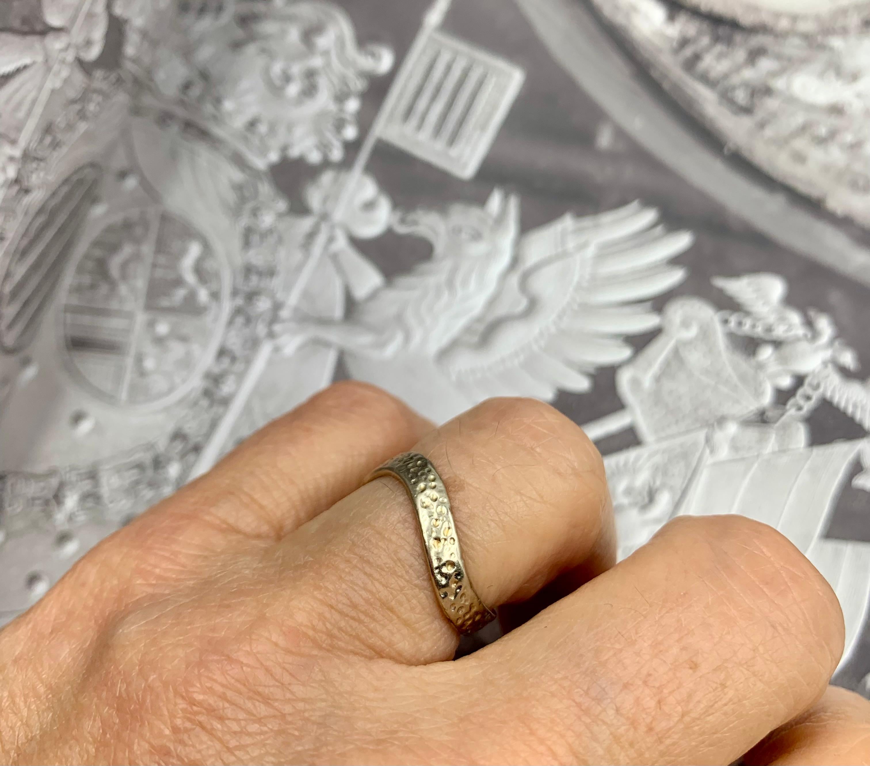 da uomo o donna Anello a fascia Wave in oro bianco 14K martellato a mano in vendita