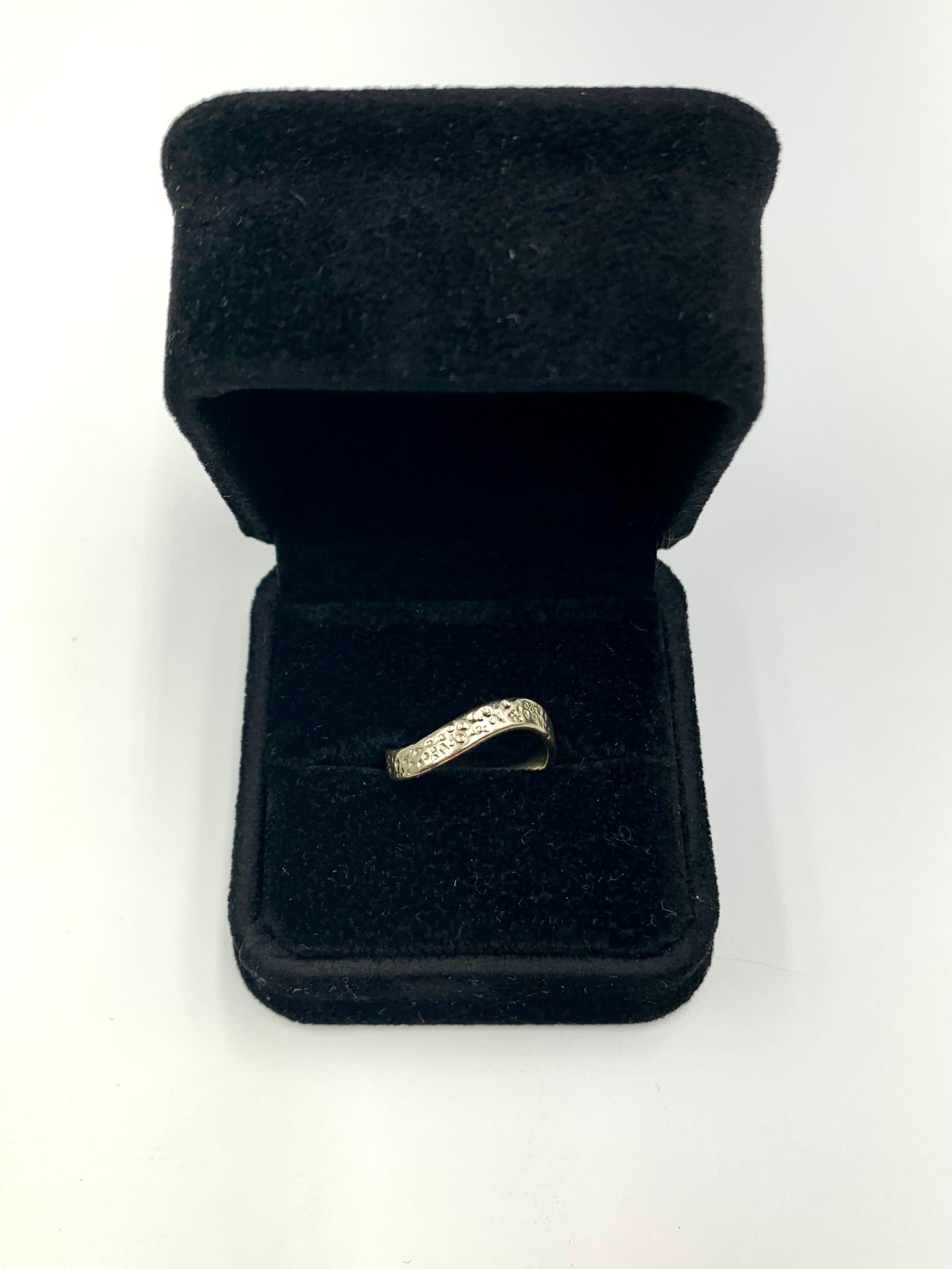 Anello a fascia Wave in oro bianco 14K martellato a mano in vendita 1