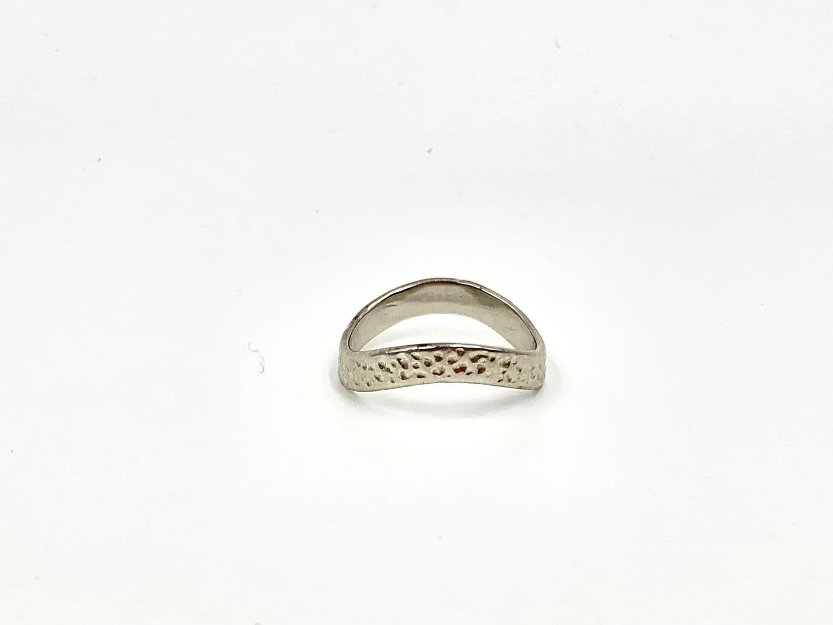 Anello a fascia Wave in oro bianco 14K martellato a mano in vendita 2