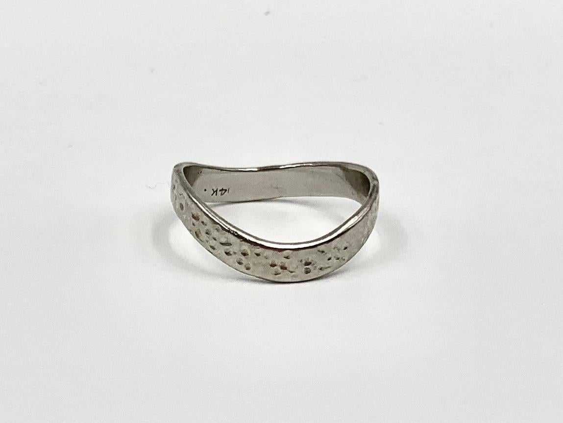 Anello a fascia Wave in oro bianco 14K martellato a mano in vendita 3