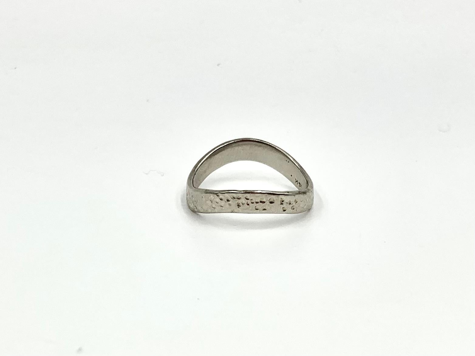 Anello a fascia Wave in oro bianco 14K martellato a mano in vendita 4