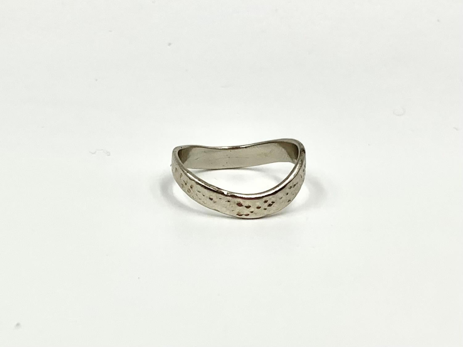 Anello a fascia Wave in oro bianco 14K martellato a mano in vendita 5