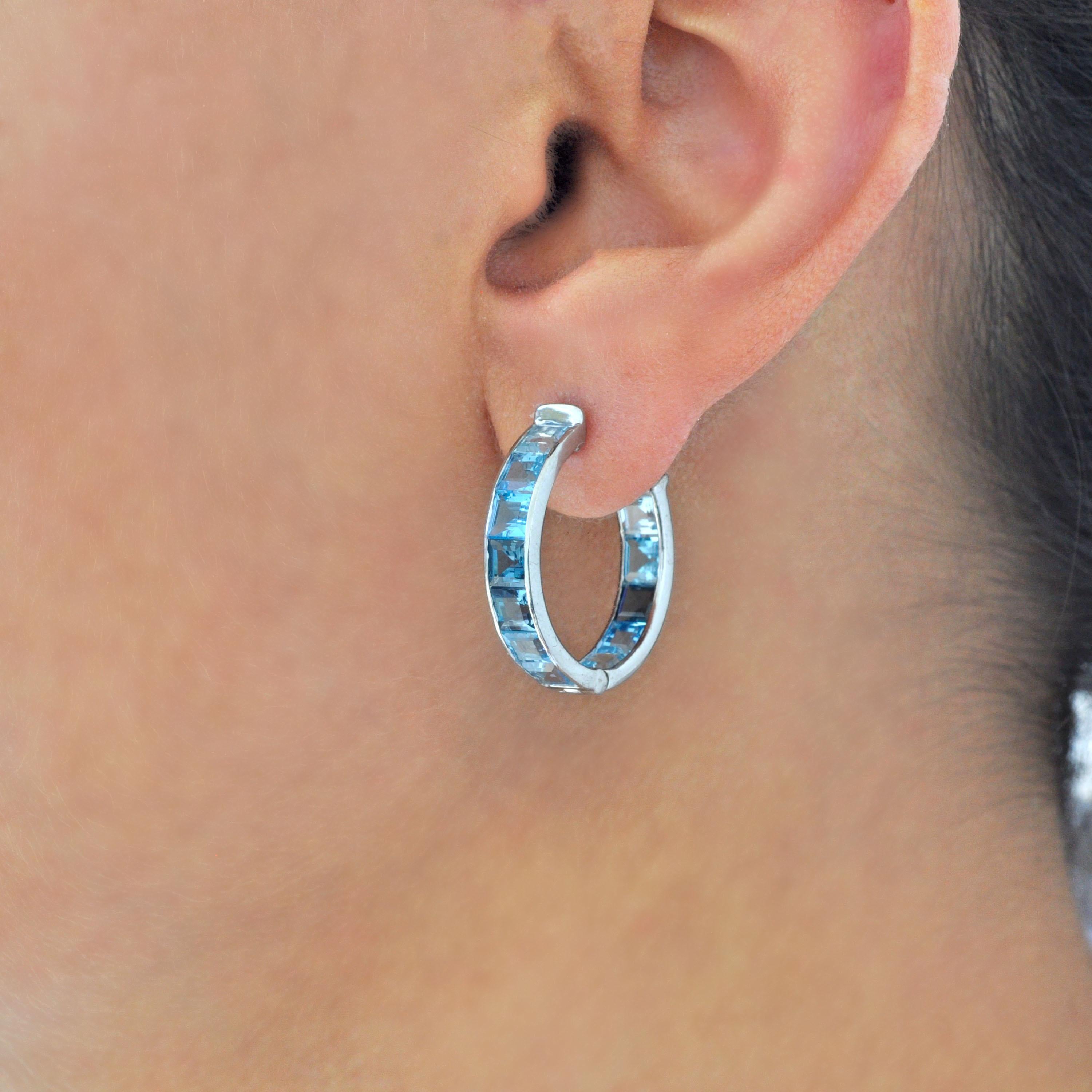 14K White Gold Handcrafted Blue Topaz Square Gemstones Channel Set Hoop Earrings en vente 5