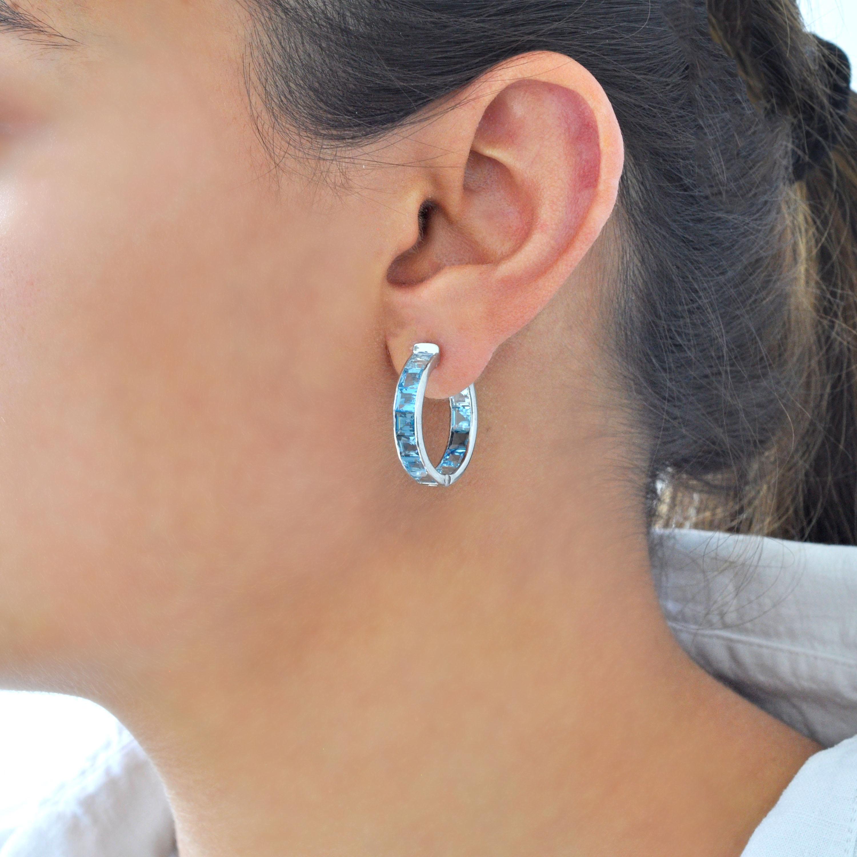 14K White Gold Handcrafted Blue Topaz Square Gemstones Channel Set Hoop Earrings en vente 7