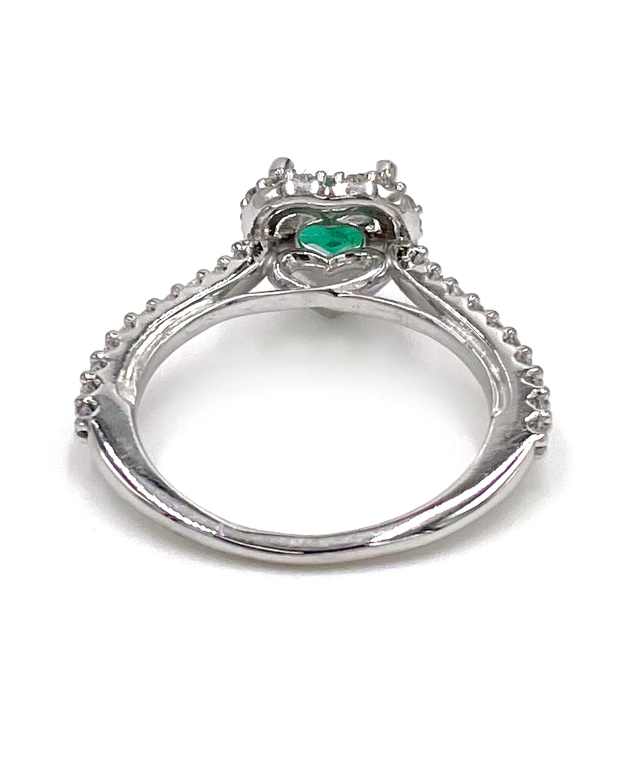 14 Karat Weißgold Herz Halo Diamant Ring mit Smaragd in Herzform (Zeitgenössisch) im Angebot