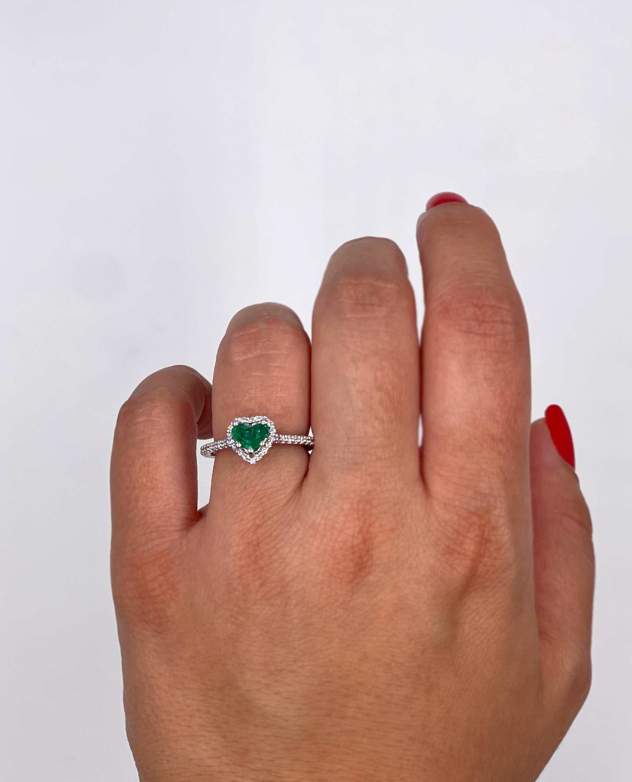 14K White Gold Heart Halo Diamond Ring with Heart Shape Emerald In New Condition For Sale In Old Tappan, NJ