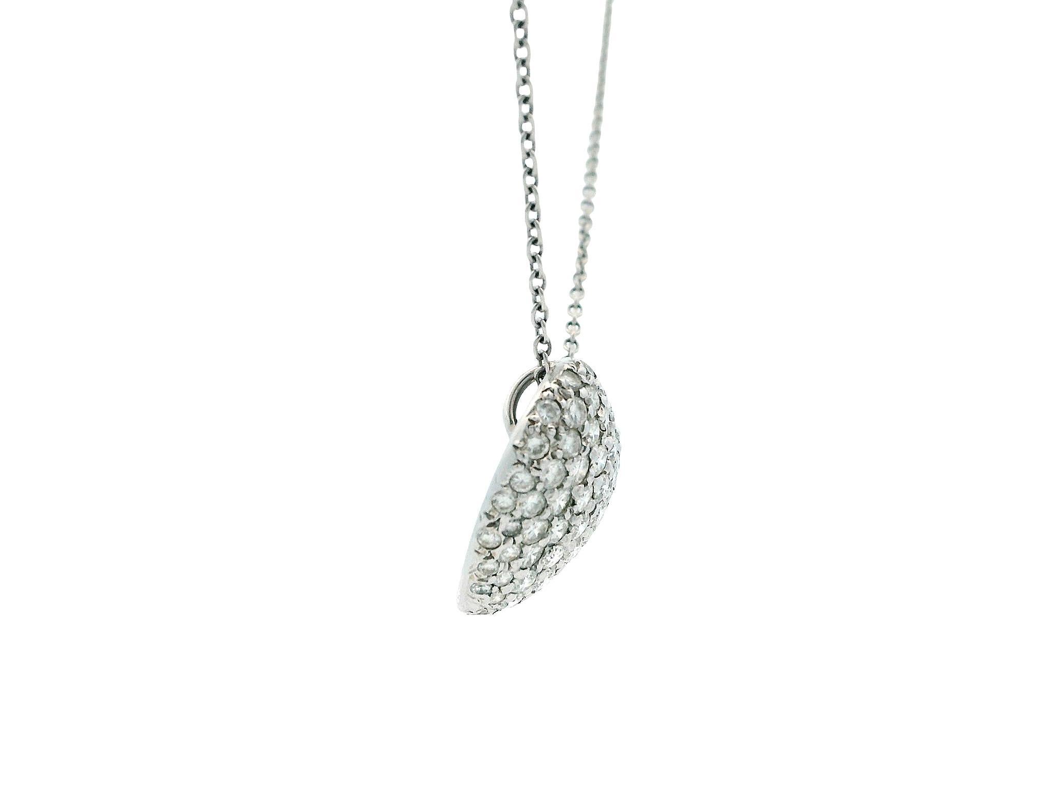 14K White Gold Heart Shape Pavé Necklace Pendant In Good Condition For Sale In Great Neck Plaza, NY
