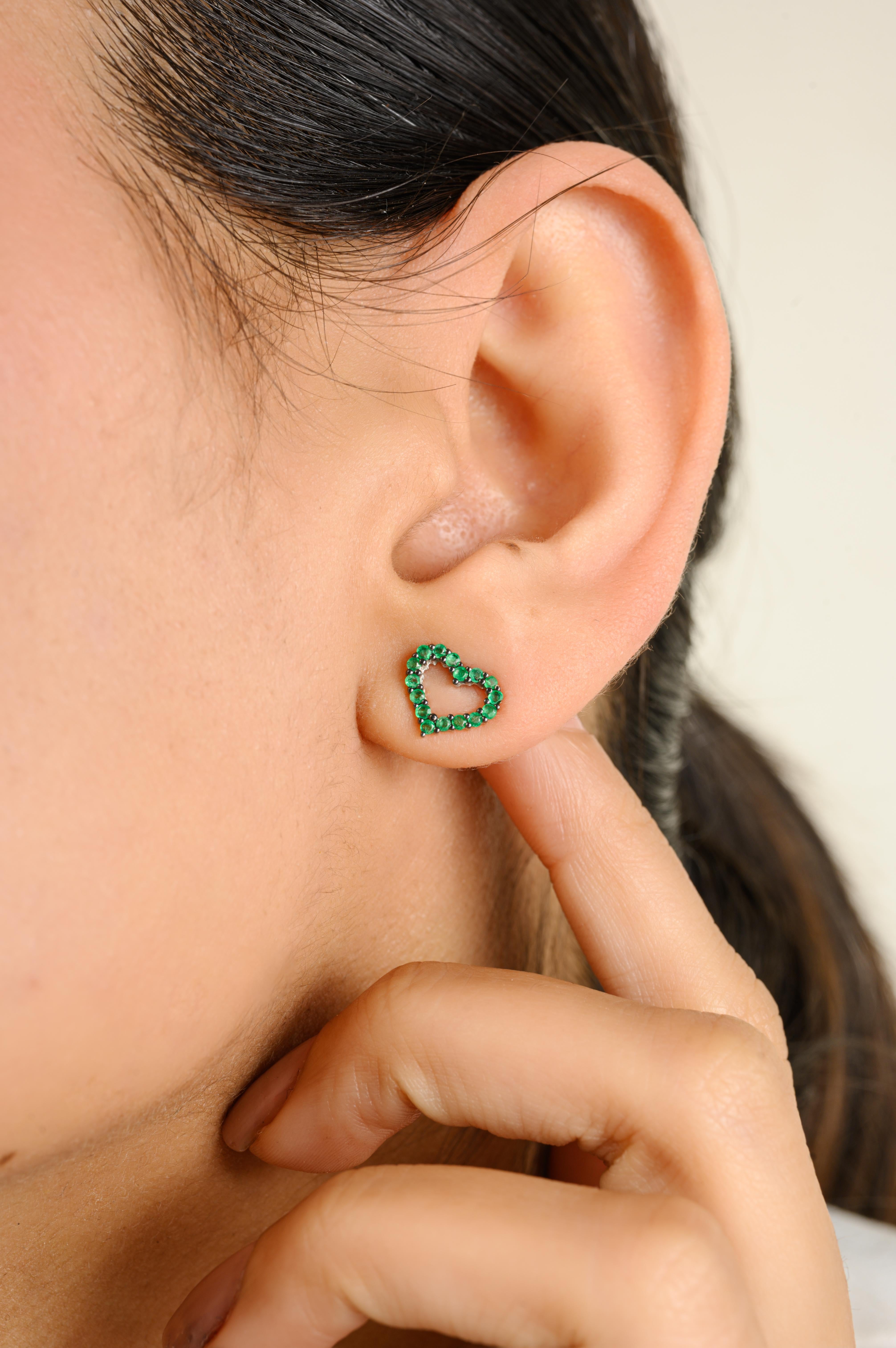 Art Deco 14k White Gold Heart Shaped Natural Emerald Stud Earrings Perfect Gift for Her For Sale
