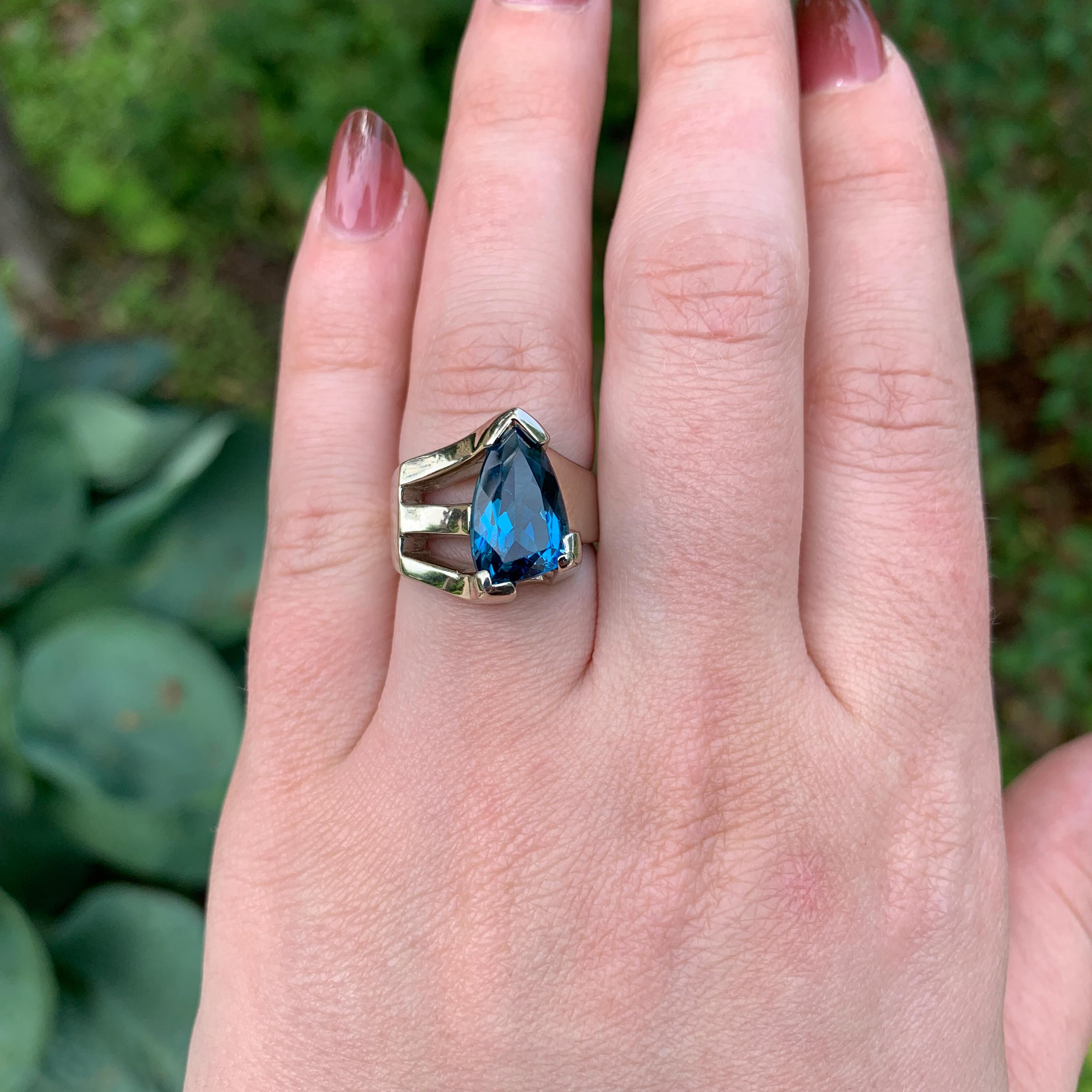 Anello moderno pesante in oro bianco 14K con topazio blu personalizzato in vendita 4