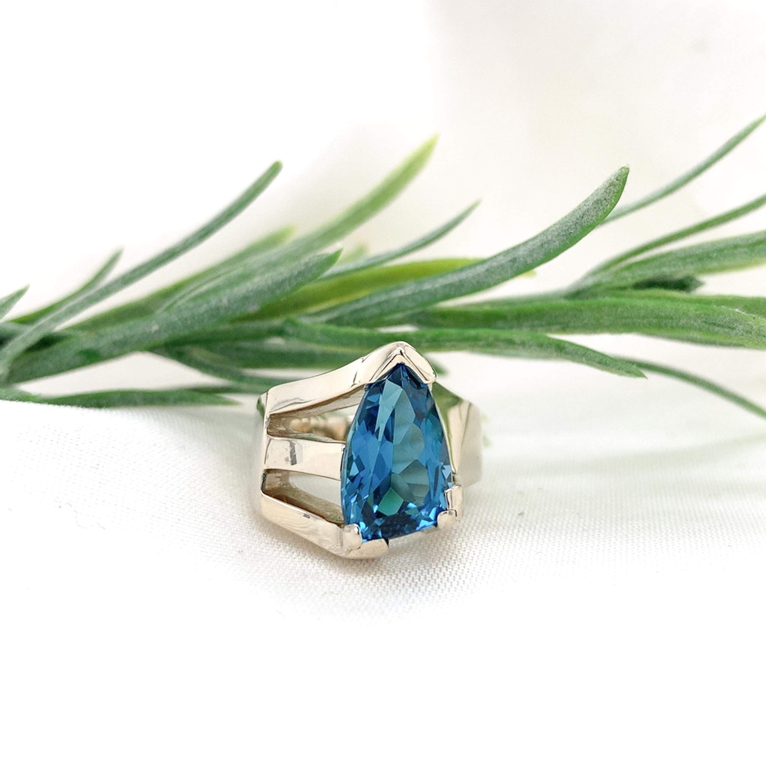 Anello moderno pesante in oro bianco 14K con topazio blu personalizzato in vendita 5