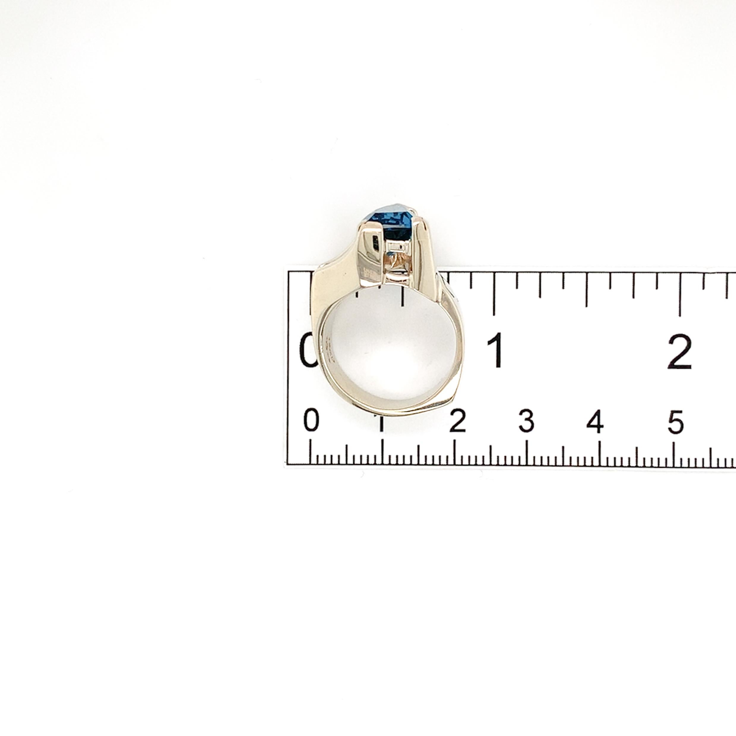 Anello moderno pesante in oro bianco 14K con topazio blu personalizzato in vendita 7