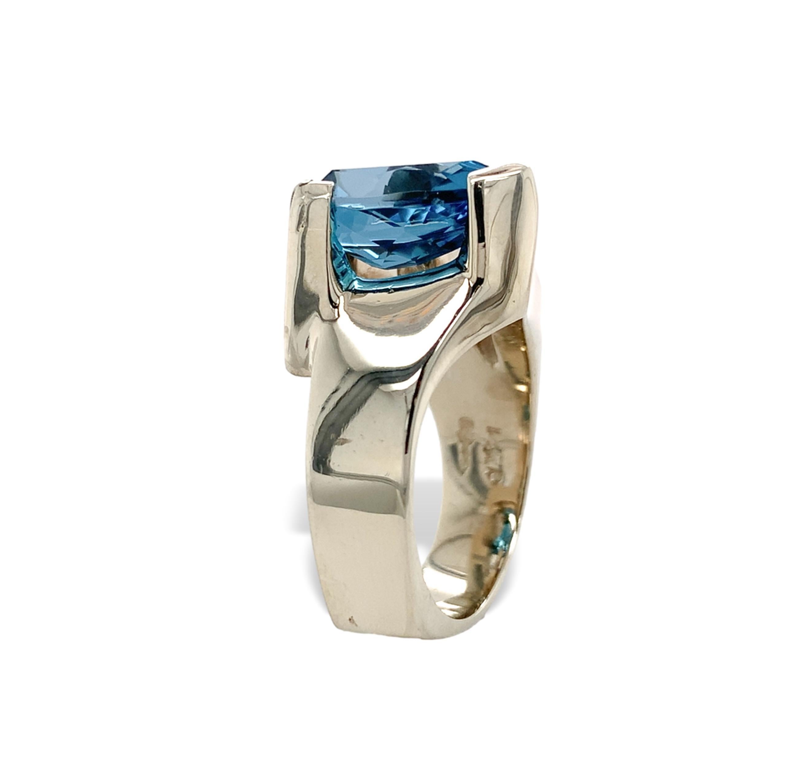 Contemporaneo Anello moderno pesante in oro bianco 14K con topazio blu personalizzato in vendita
