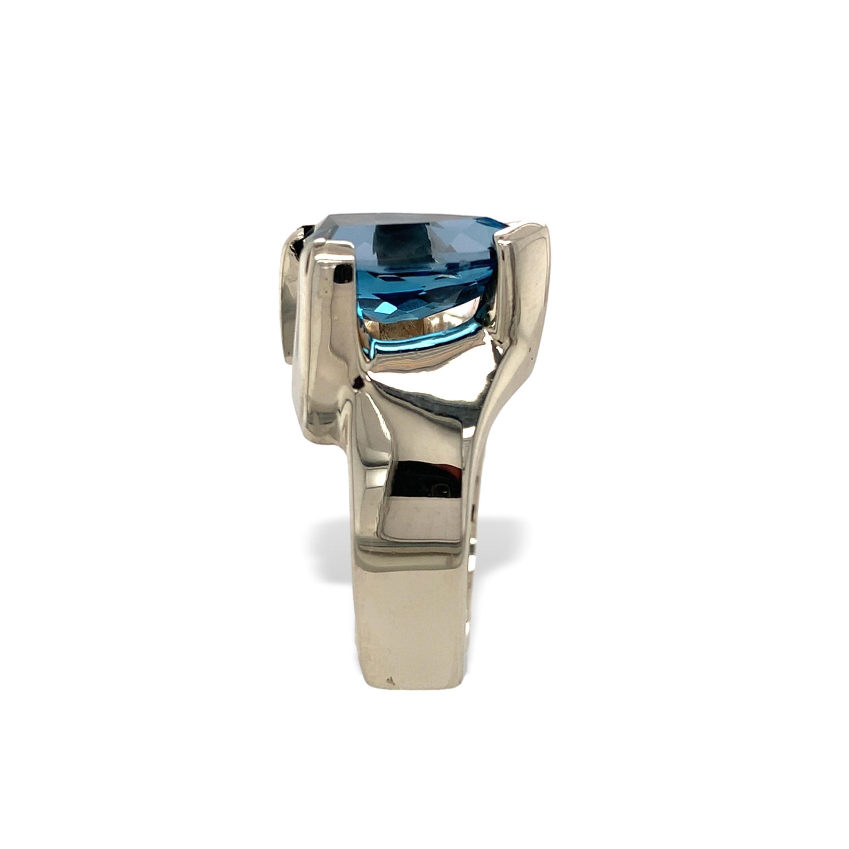 Grezzo Anello moderno pesante in oro bianco 14K con topazio blu personalizzato in vendita