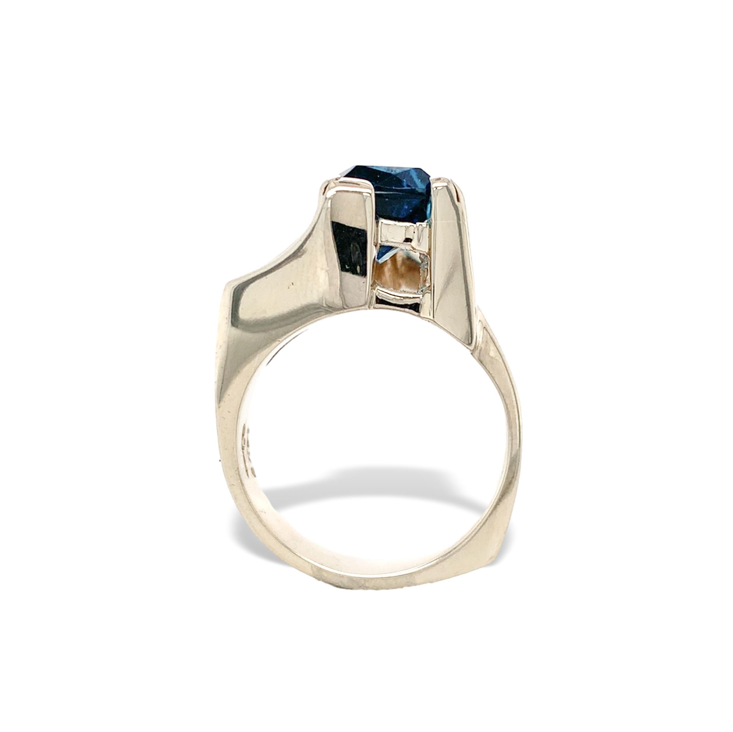 Anello moderno pesante in oro bianco 14K con topazio blu personalizzato In condizioni buone in vendita a Big Bend, WI