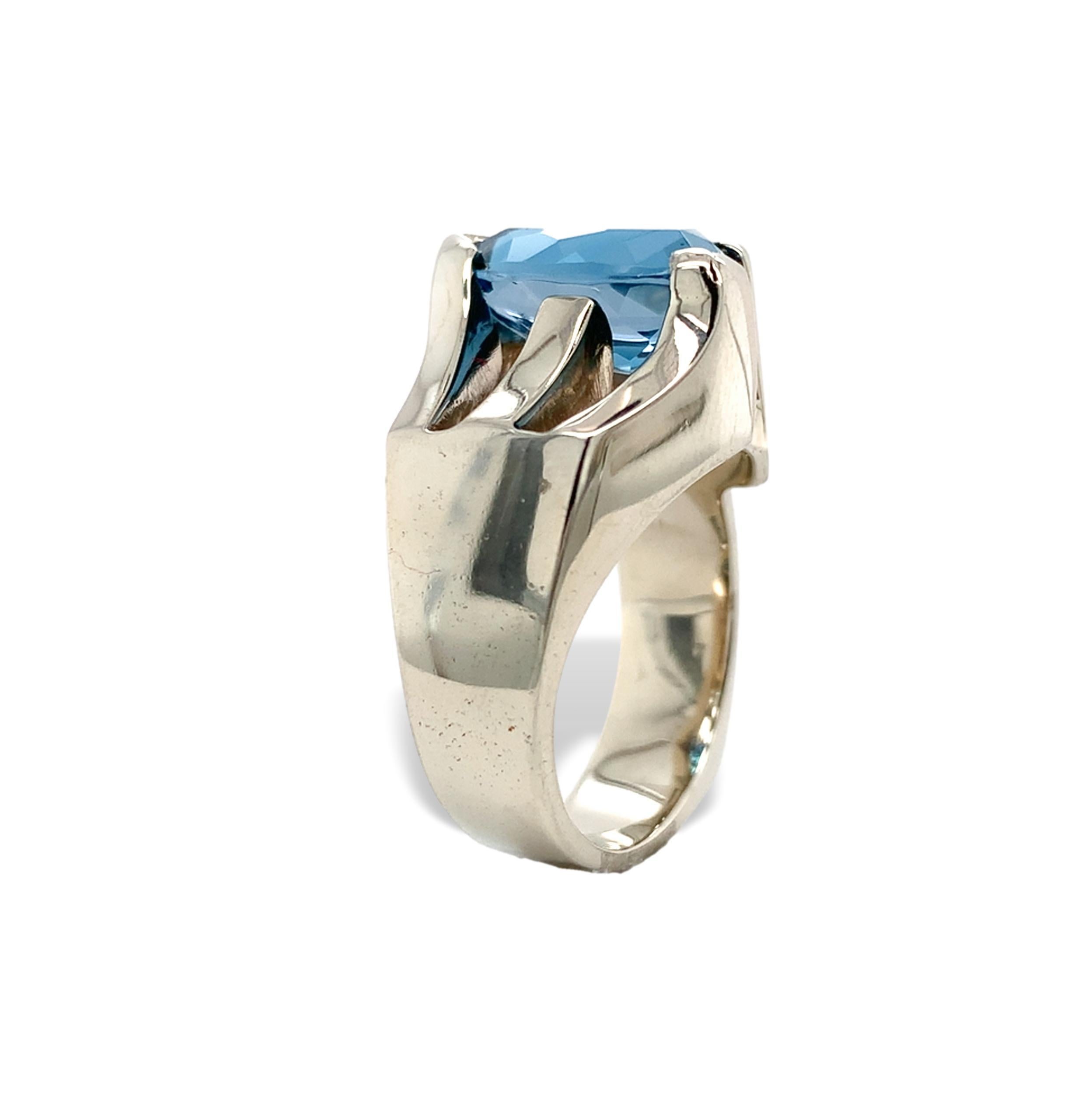 Uomo Anello moderno pesante in oro bianco 14K con topazio blu personalizzato in vendita