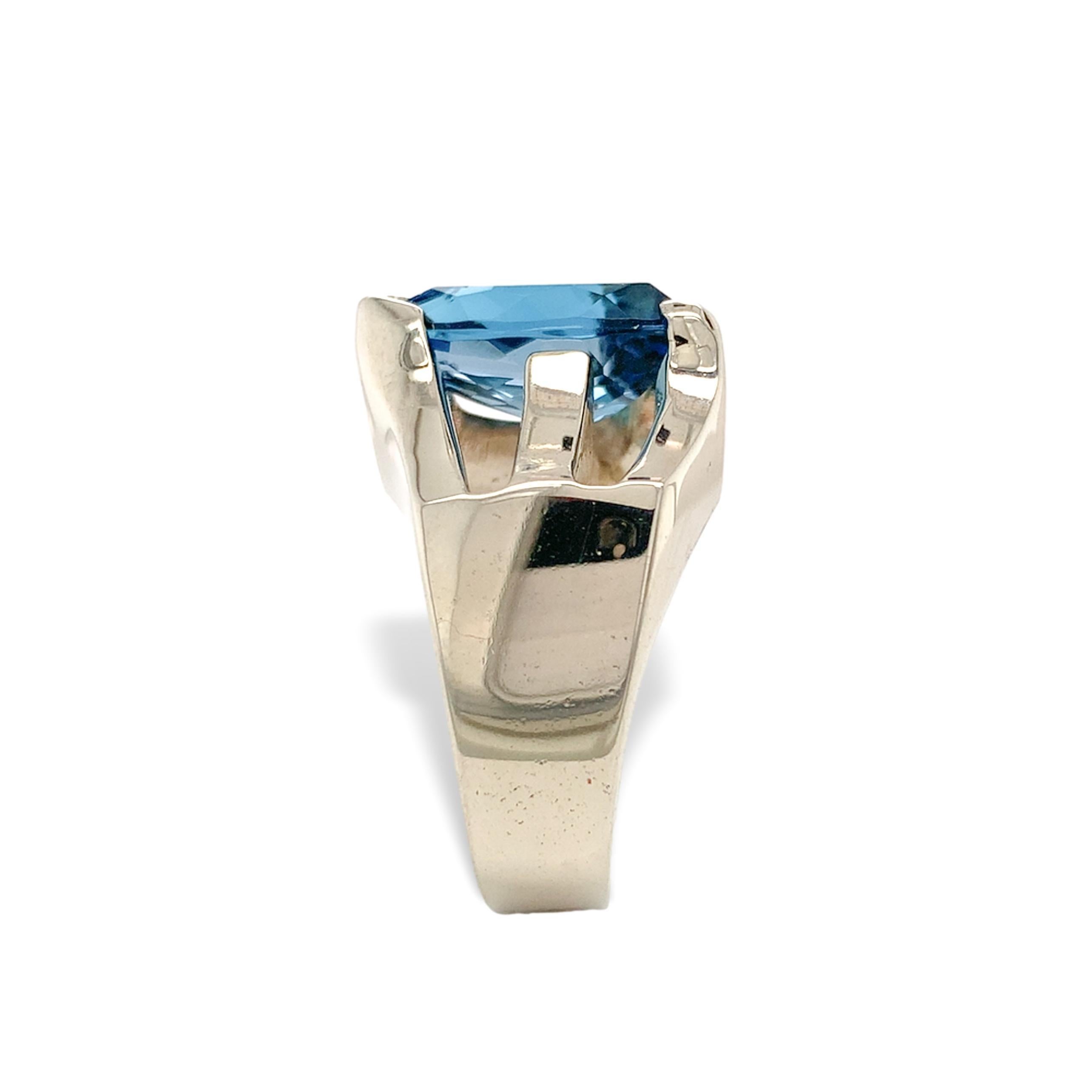 Anello moderno pesante in oro bianco 14K con topazio blu personalizzato in vendita 1