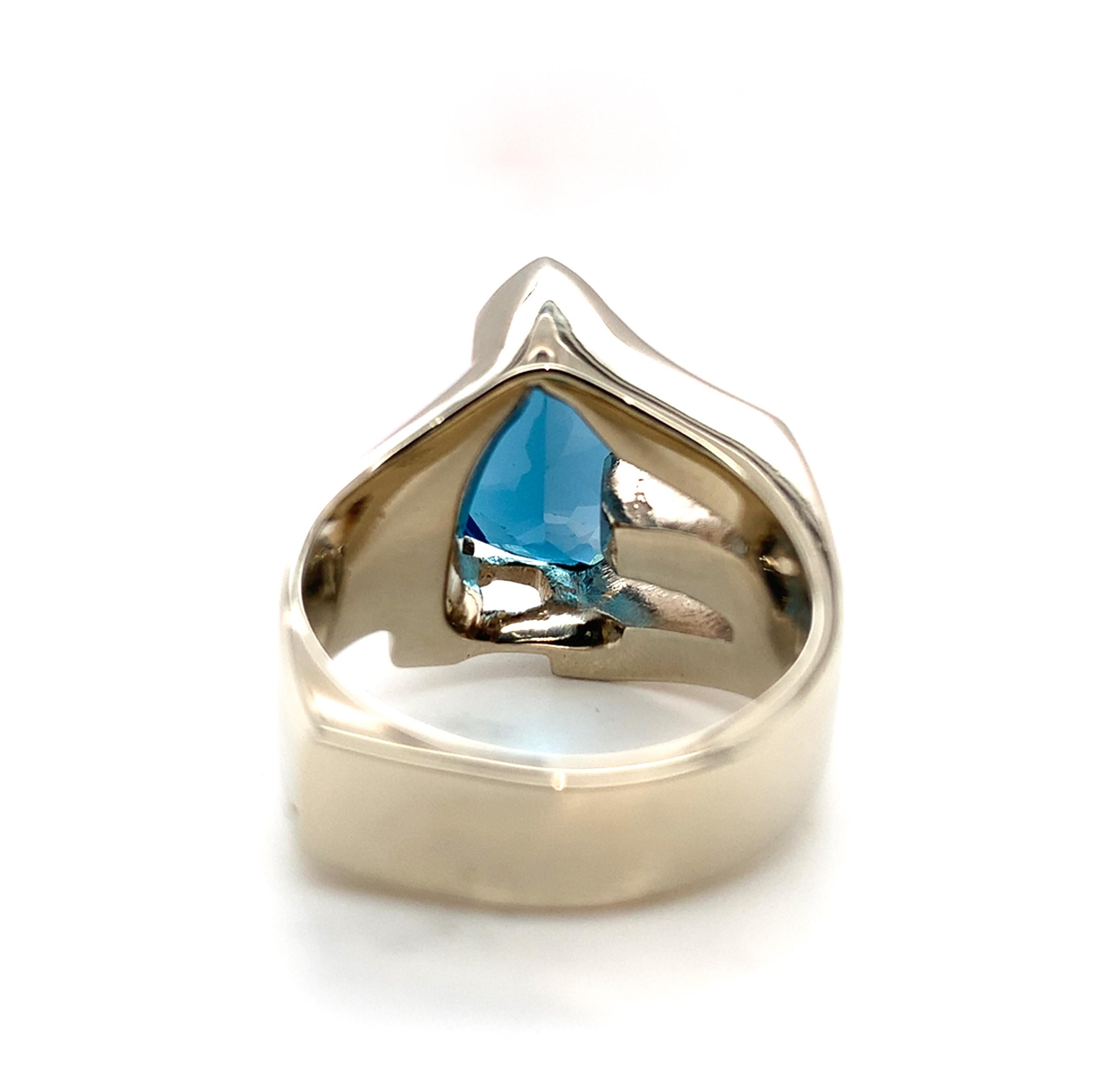 Anello moderno pesante in oro bianco 14K con topazio blu personalizzato in vendita 2