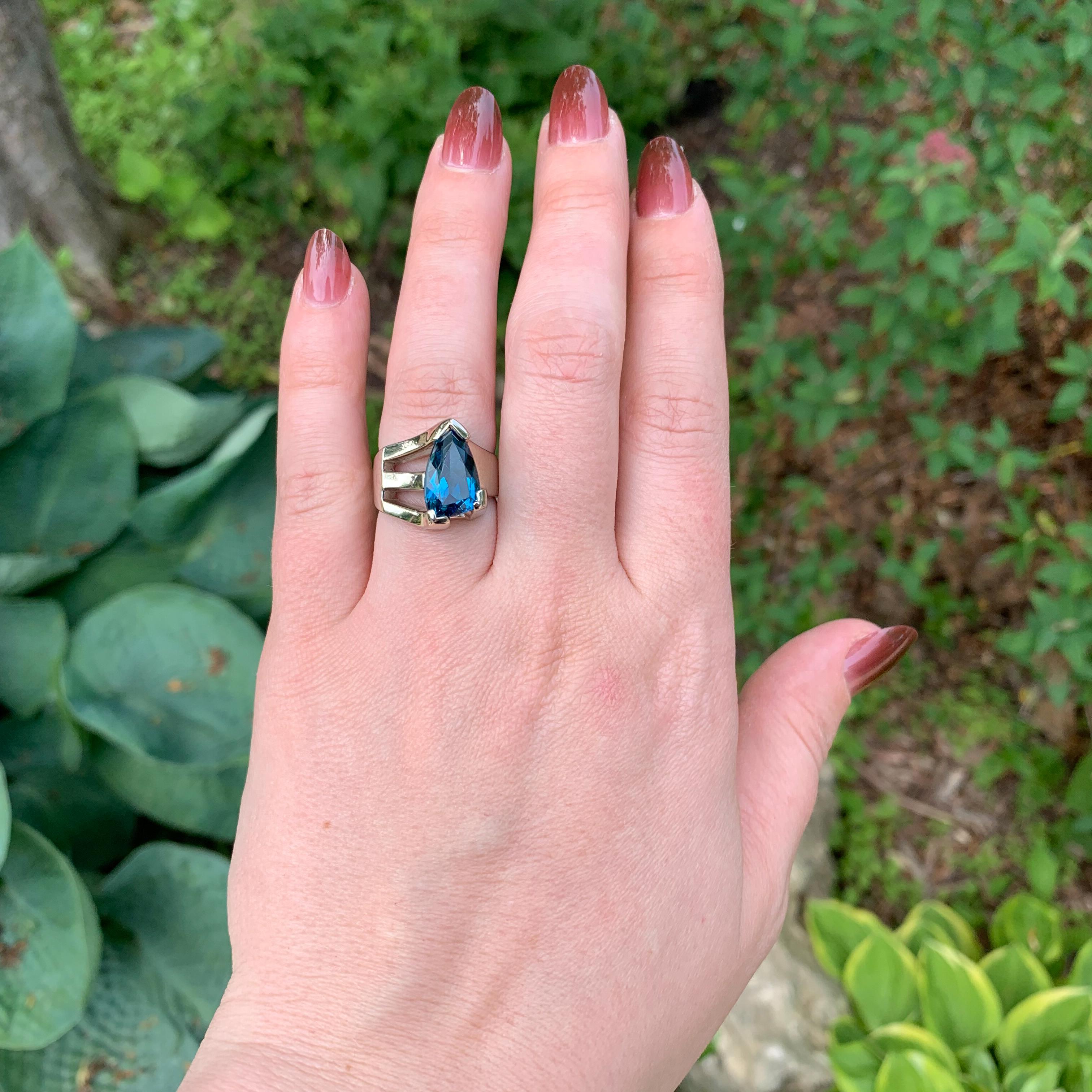Anello moderno pesante in oro bianco 14K con topazio blu personalizzato in vendita 3