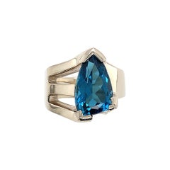 Anello moderno pesante in oro bianco 14K con topazio blu personalizzato