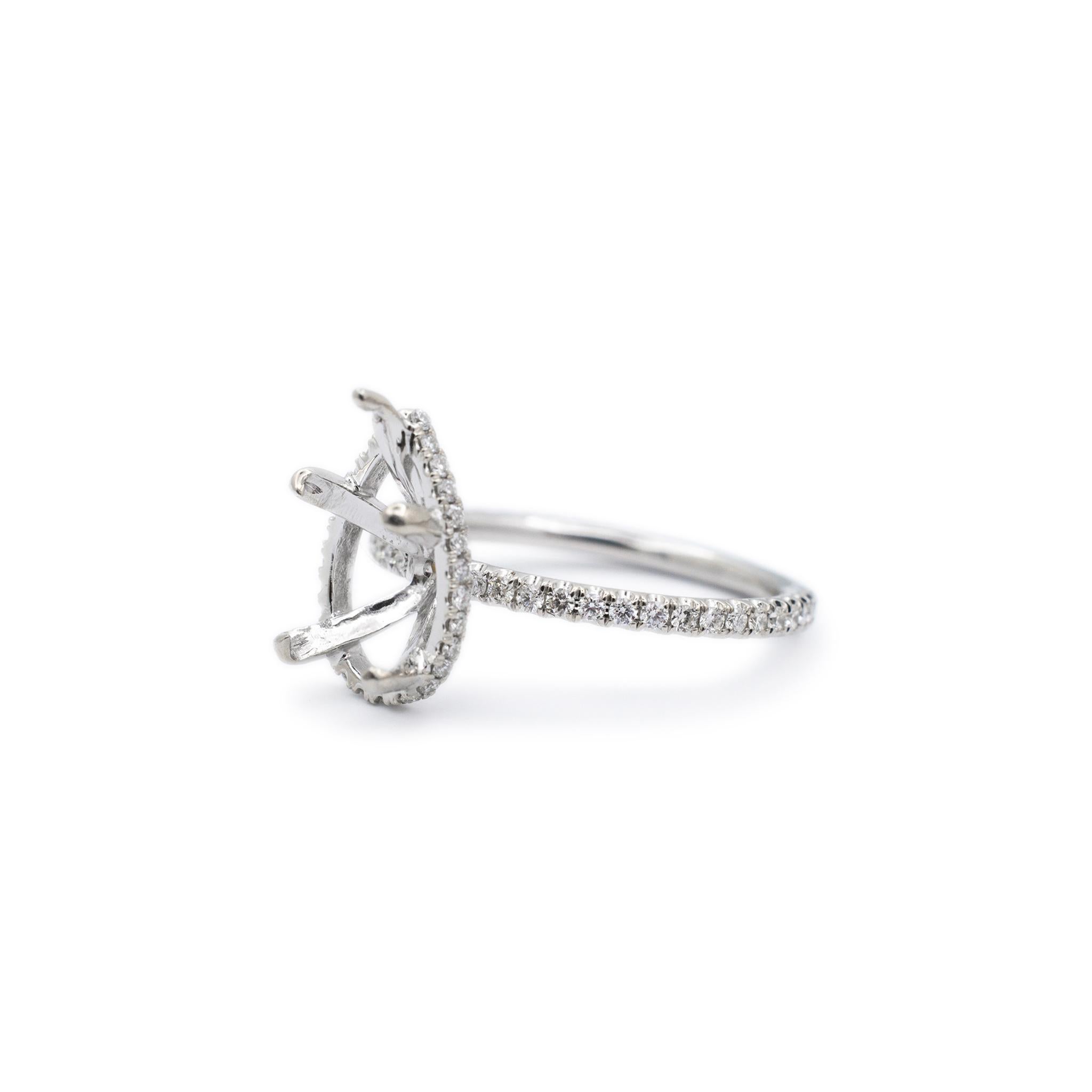 Geschlecht: Damen

Metall Typ: 14K Weißgold

Ringgröße: 5

Gewicht: 1,97 Gramm

14K Weißgold Diamant Verlobung akzentuiert semi-Mount versteckten Halo-Ring mit einem halben runden Schaft. Das Metall wurde getestet und es wurde festgestellt, dass es