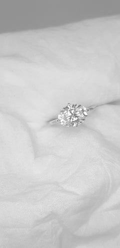 Anello Hidden Halo in oro bianco 14k Anello di moissanite taglio ovale Anello solitario.