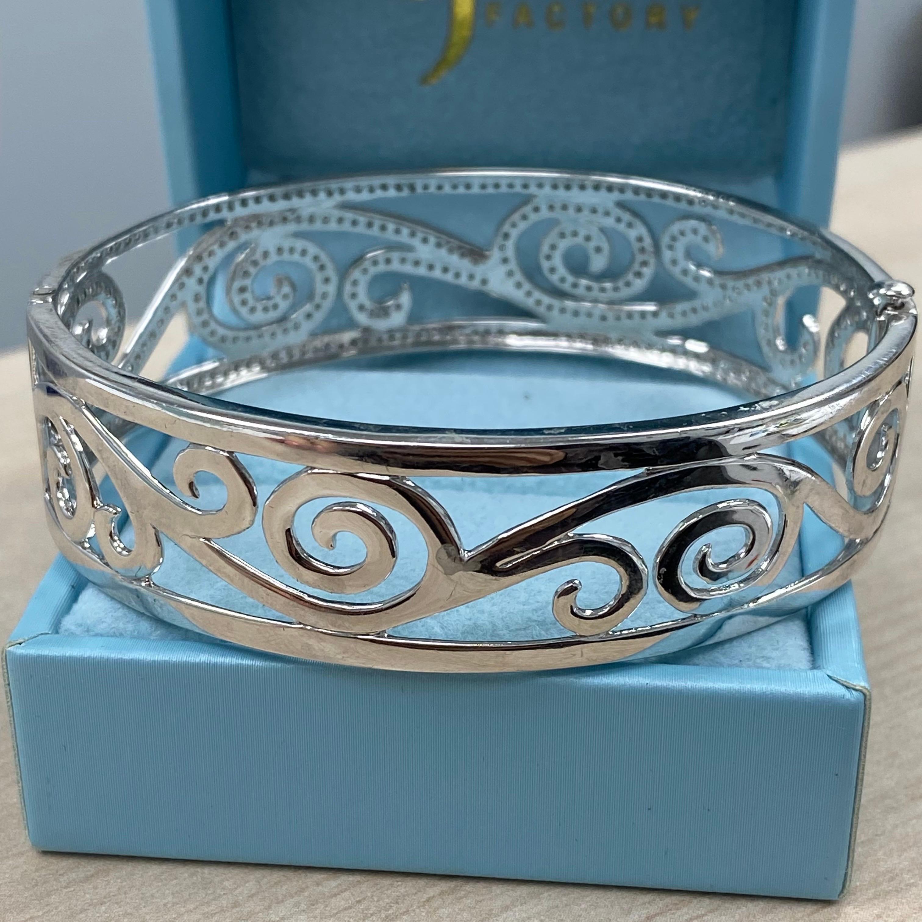 Moderne Bracelet jonc à charnières en or blanc 14 carats avec diamants de 2,80 carats en forme de vague en vente