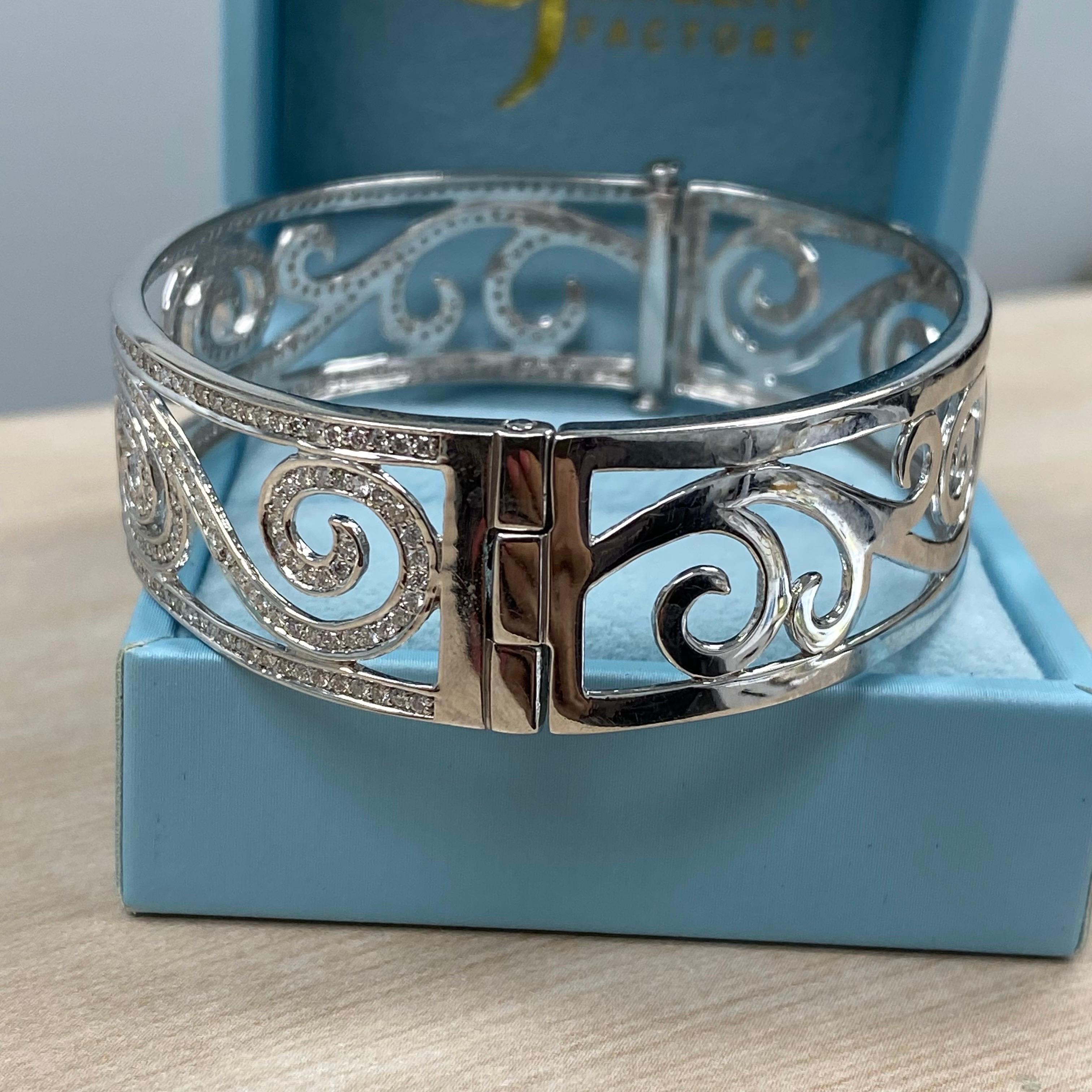 Taille ronde Bracelet jonc à charnières en or blanc 14 carats avec diamants de 2,80 carats en forme de vague en vente