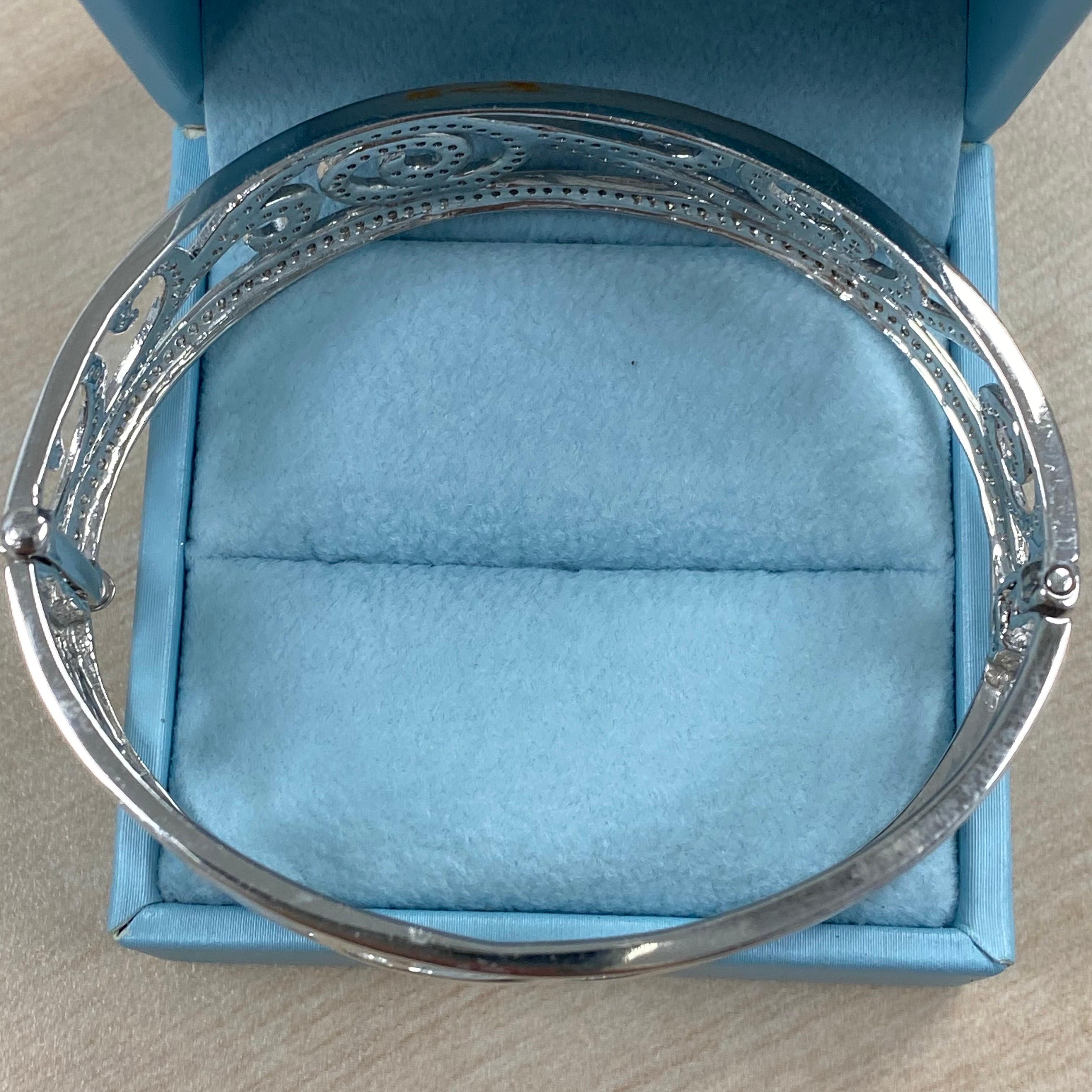 Bracelet jonc à charnières en or blanc 14 carats avec diamants de 2,80 carats en forme de vague Neuf - En vente à New York, NY
