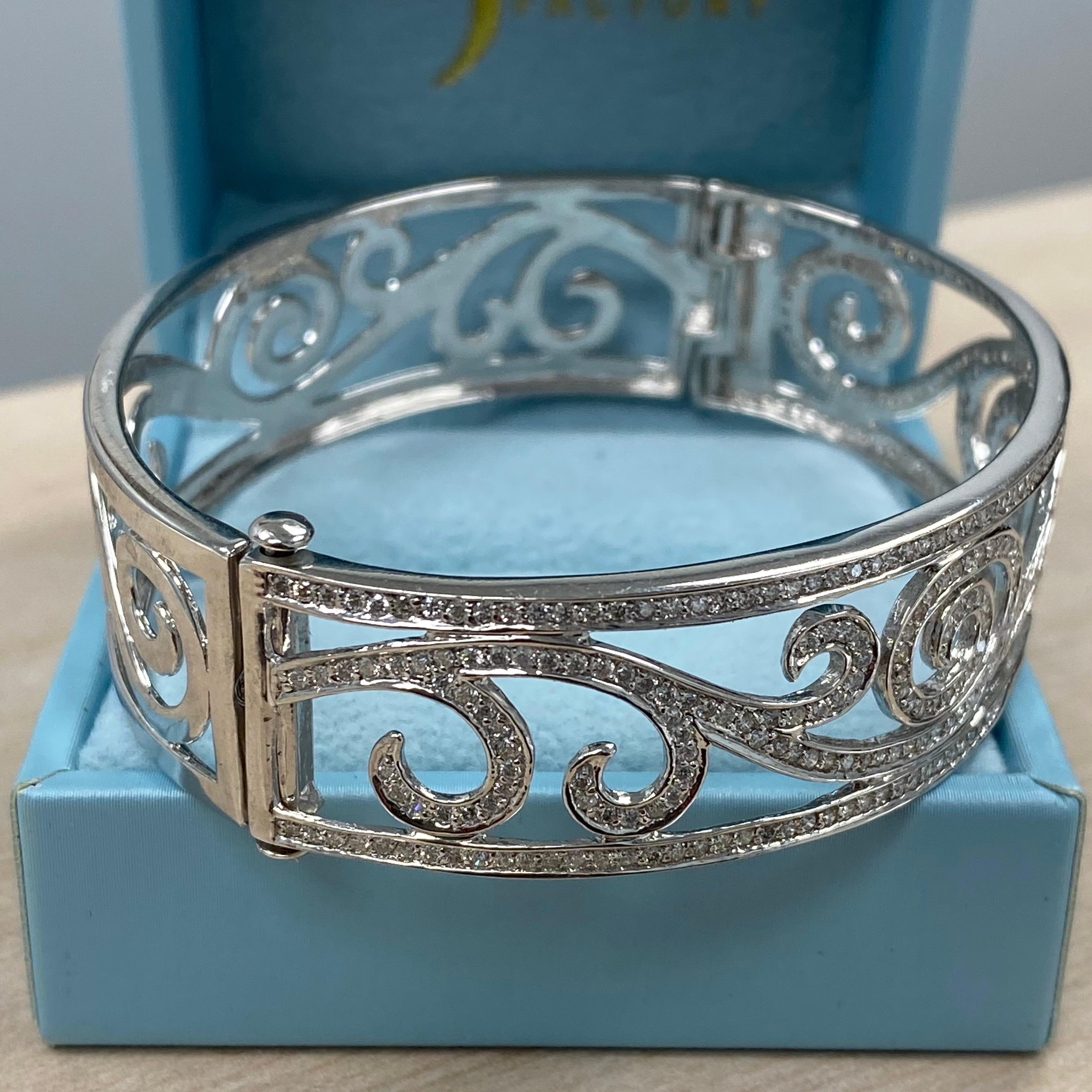 Bracelet jonc à charnières en or blanc 14 carats avec diamants de 2,80 carats en forme de vague Pour femmes en vente