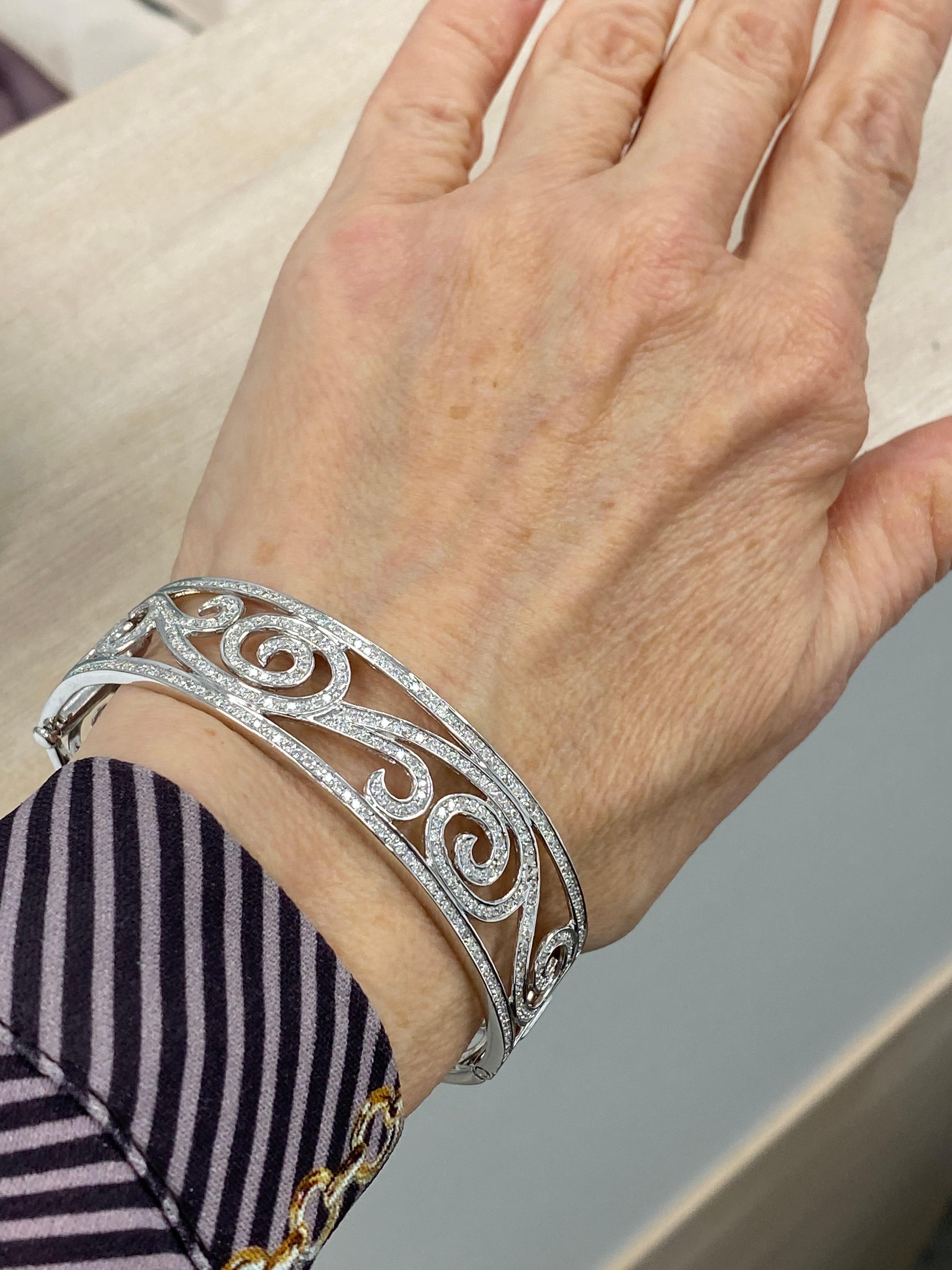 Bracelet jonc à charnières en or blanc 14 carats avec diamants de 2,80 carats en forme de vague en vente 1
